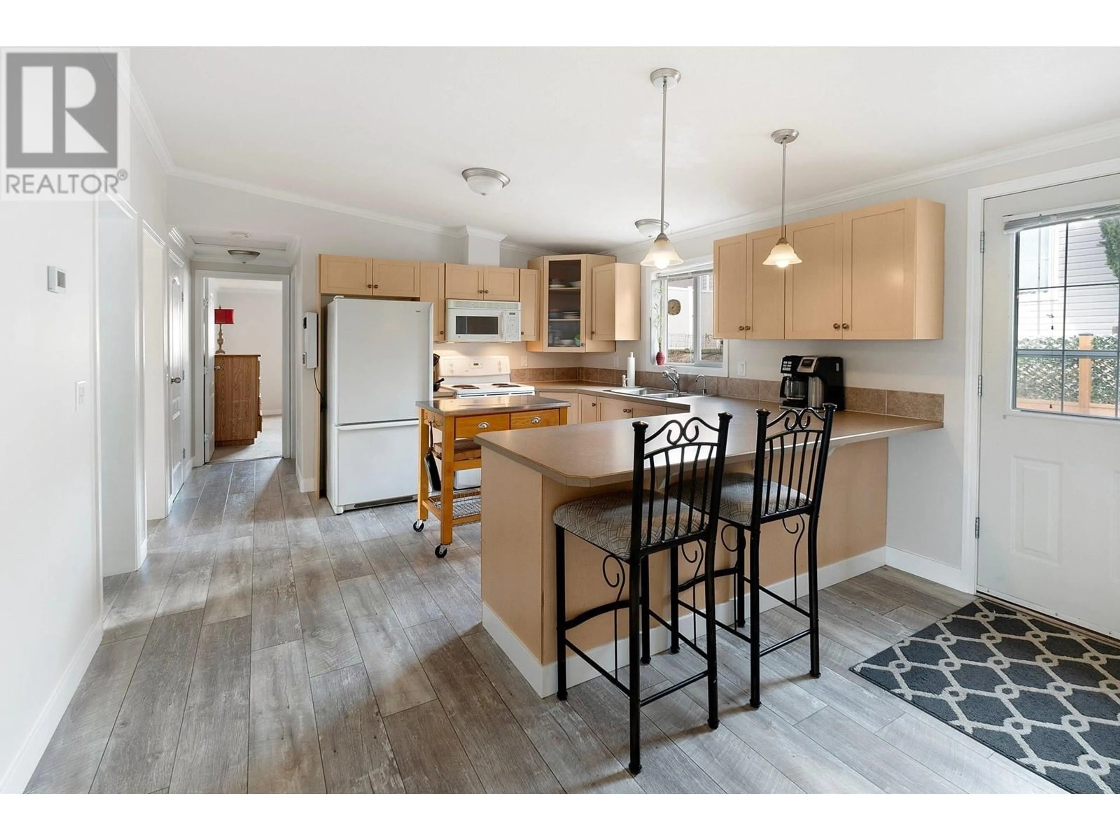 Open concept kitchen for 2550 Hollywood Road N Unit# 163, Kelowna British Columbia V1V2S5