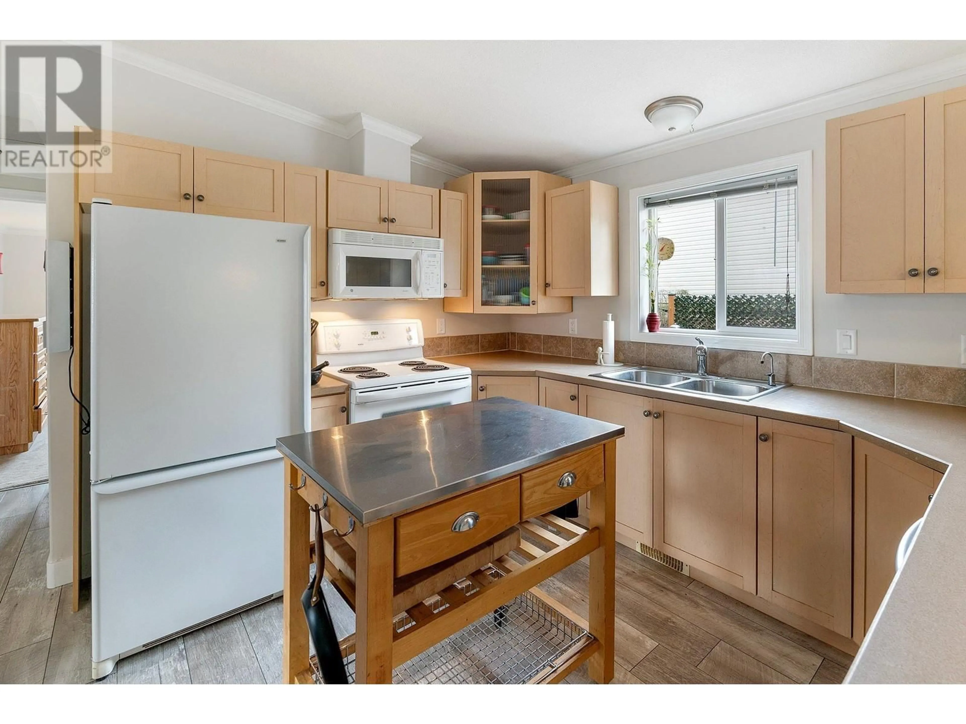 Standard kitchen, wood floors for 2550 Hollywood Road N Unit# 163, Kelowna British Columbia V1V2S5