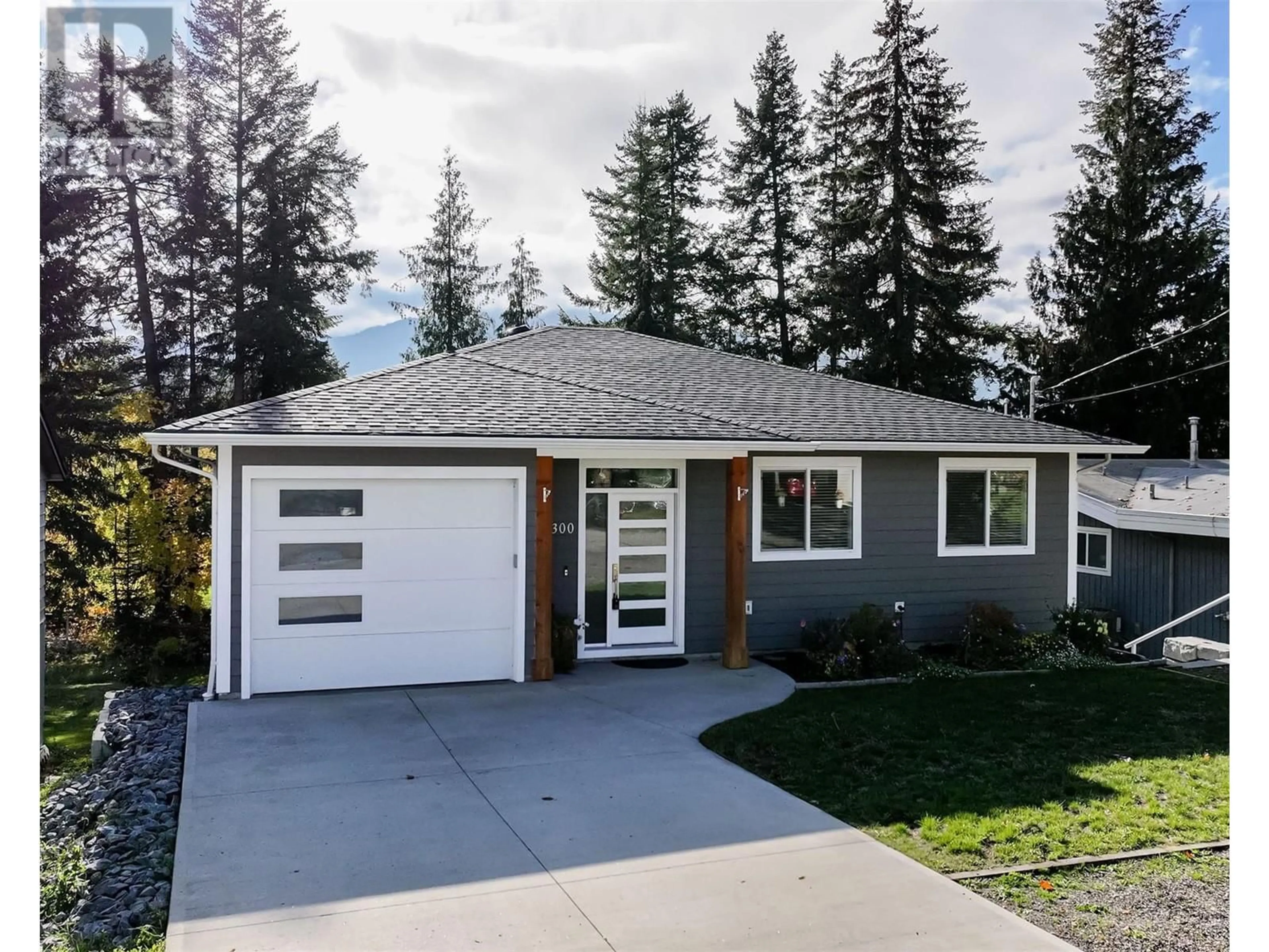 Home with vinyl exterior material for 3300 16 Avenue NE, Salmon Arm British Columbia V1E2Y7