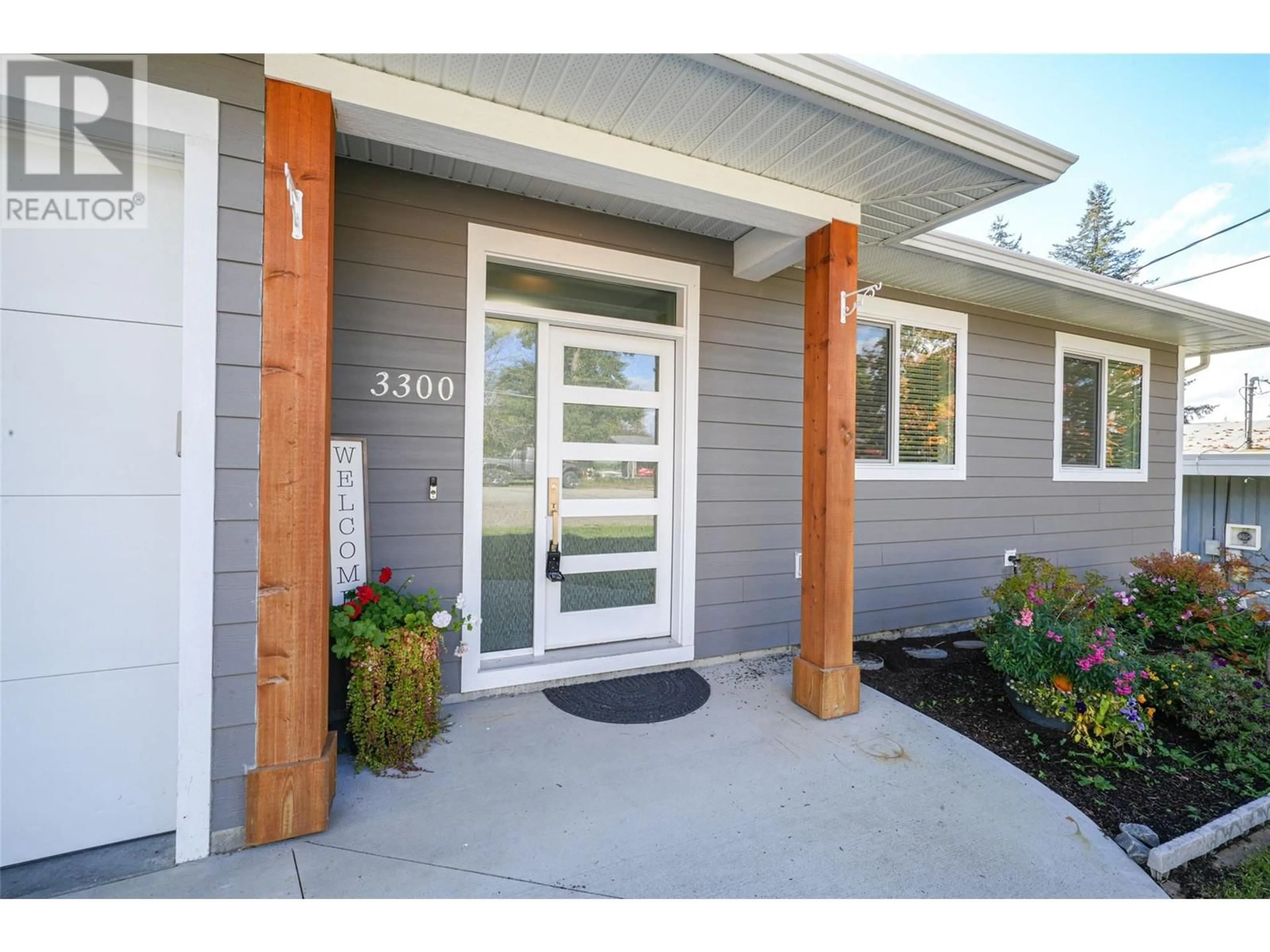 Indoor entryway, wood floors for 3300 16 Avenue NE, Salmon Arm British Columbia V1E2Y7