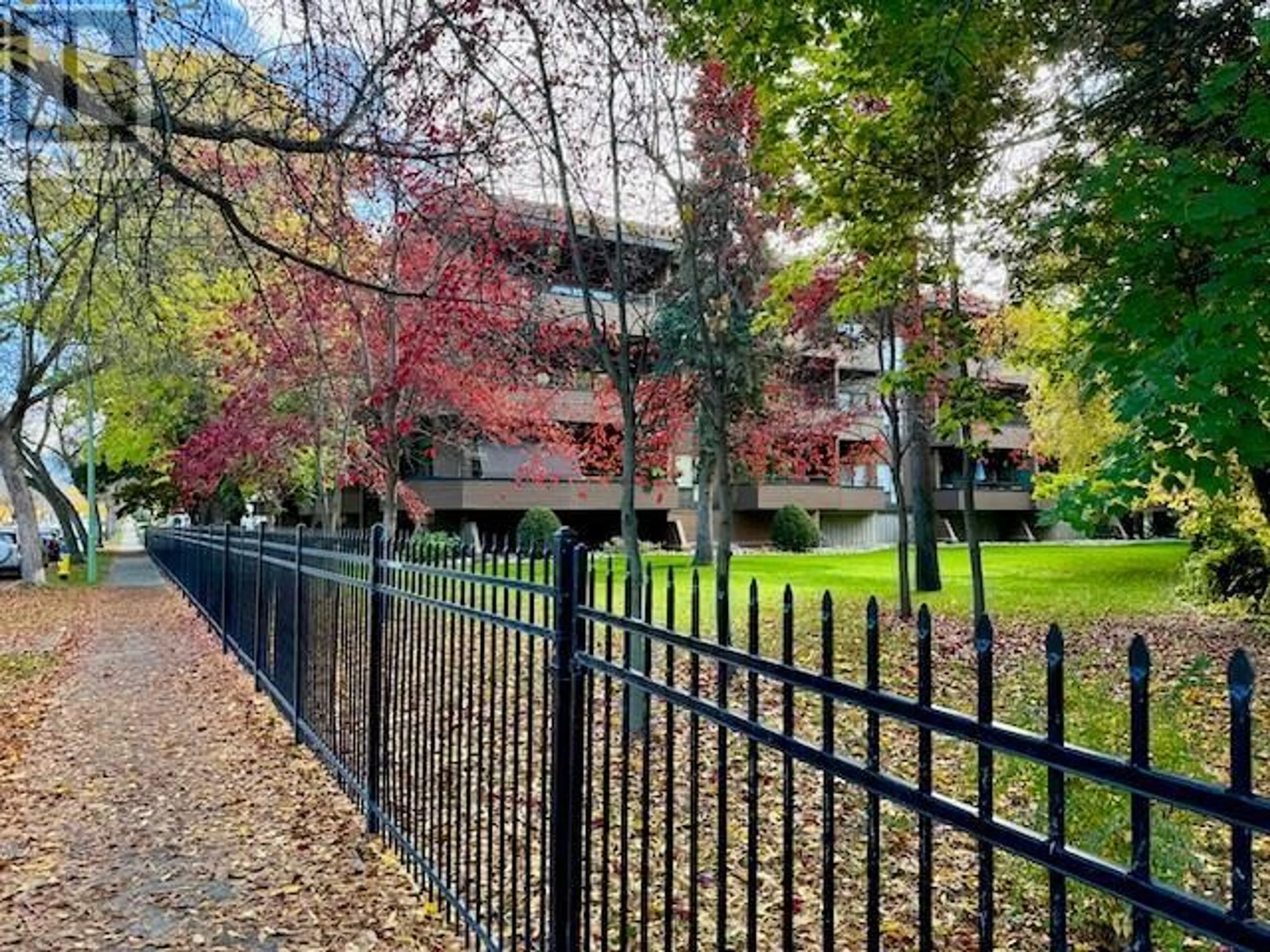 A pic from exterior of the house or condo, the fenced backyard for 539 Sutherland Avenue Unit# 106, Kelowna British Columbia V1Y5X3