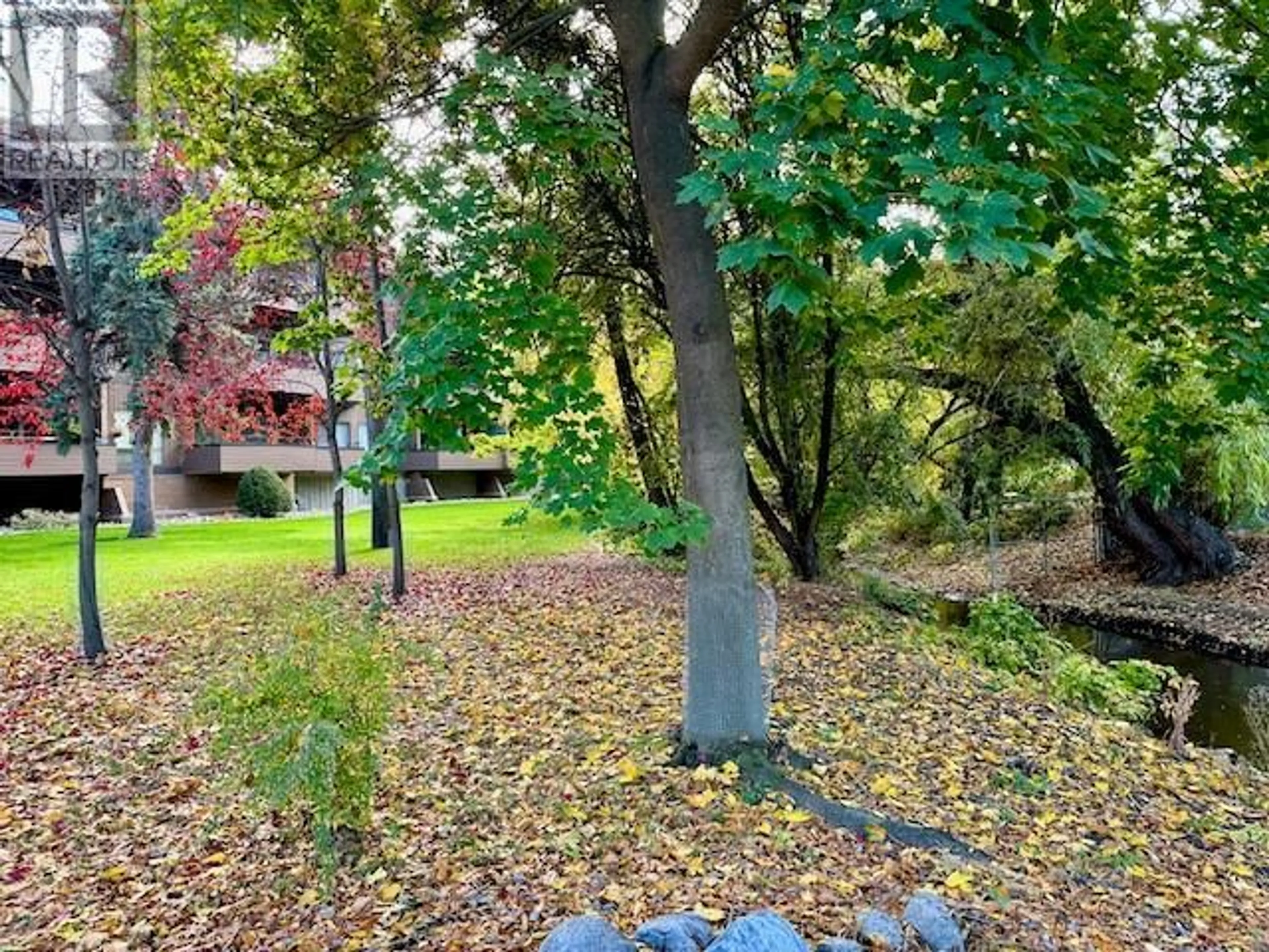 Patio, the fenced backyard for 539 Sutherland Avenue Unit# 106, Kelowna British Columbia V1Y5X3