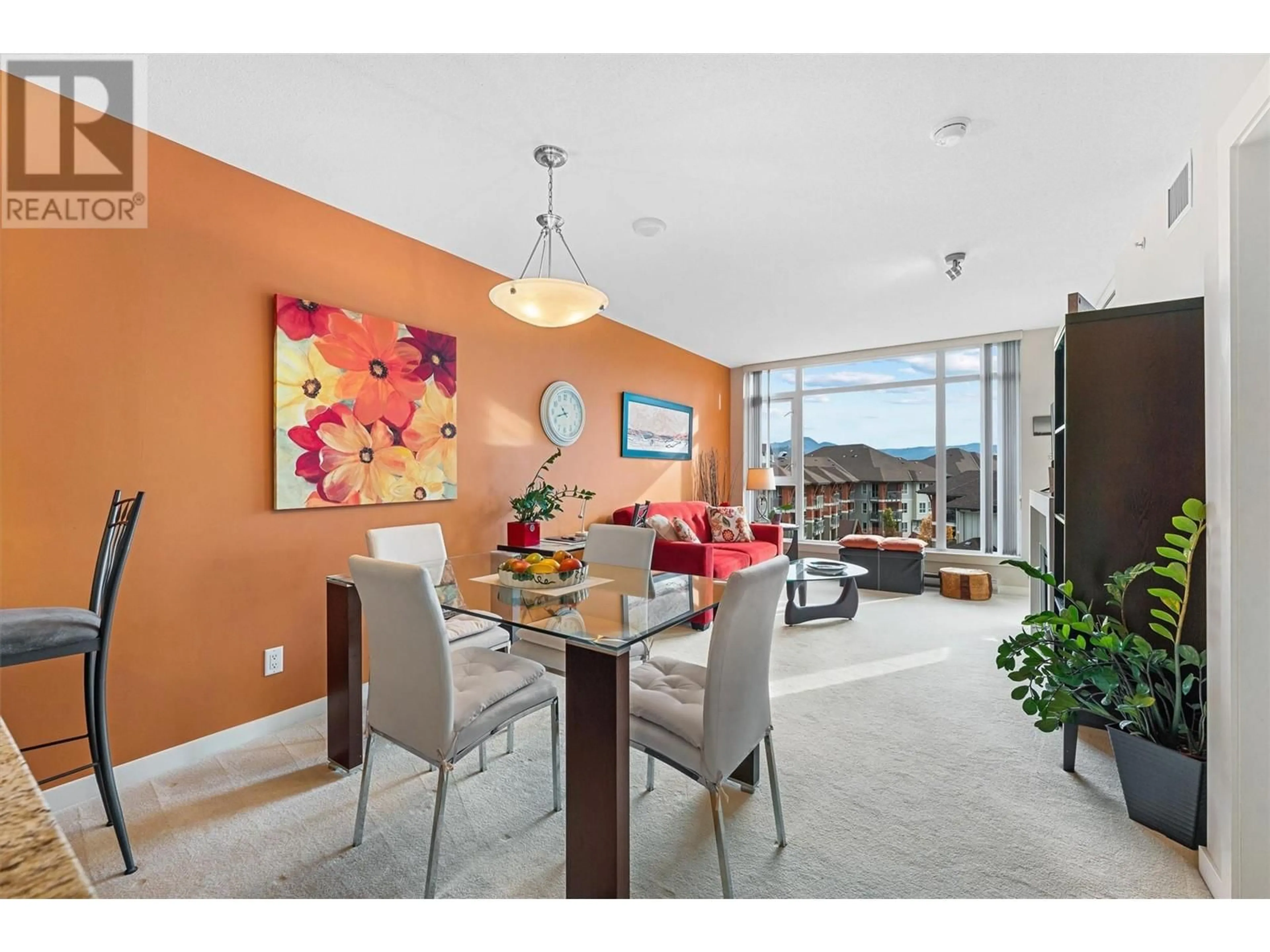 Dining room, carpet floors for 1075 Sunset Drive Unit# 505, Kelowna British Columbia V1Y9Y9