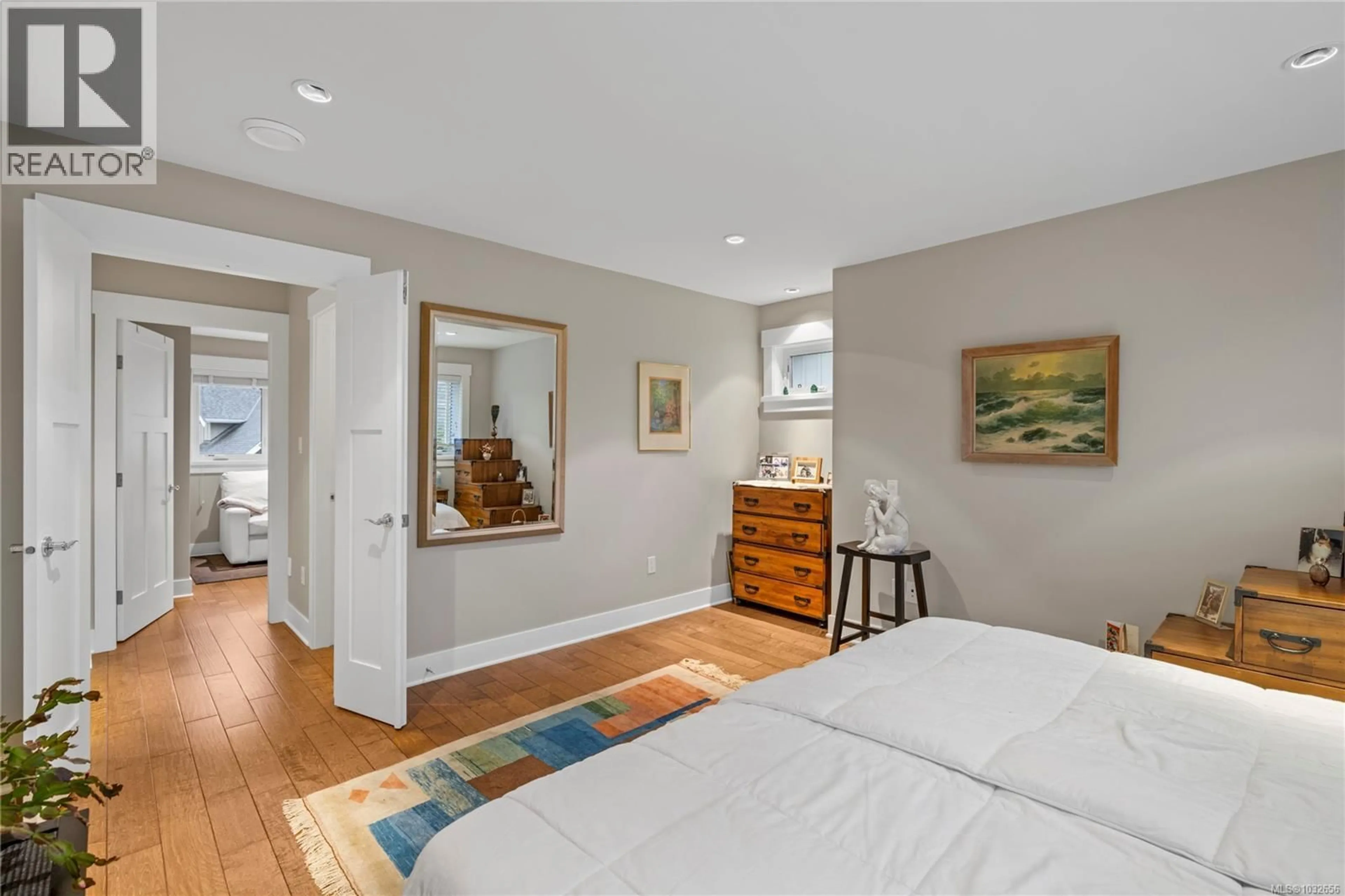 Bedroom with bed, unknown for 42 - 5251 ISLAND HIGHWAY WEST, Qualicum Beach British Columbia V9K2C1