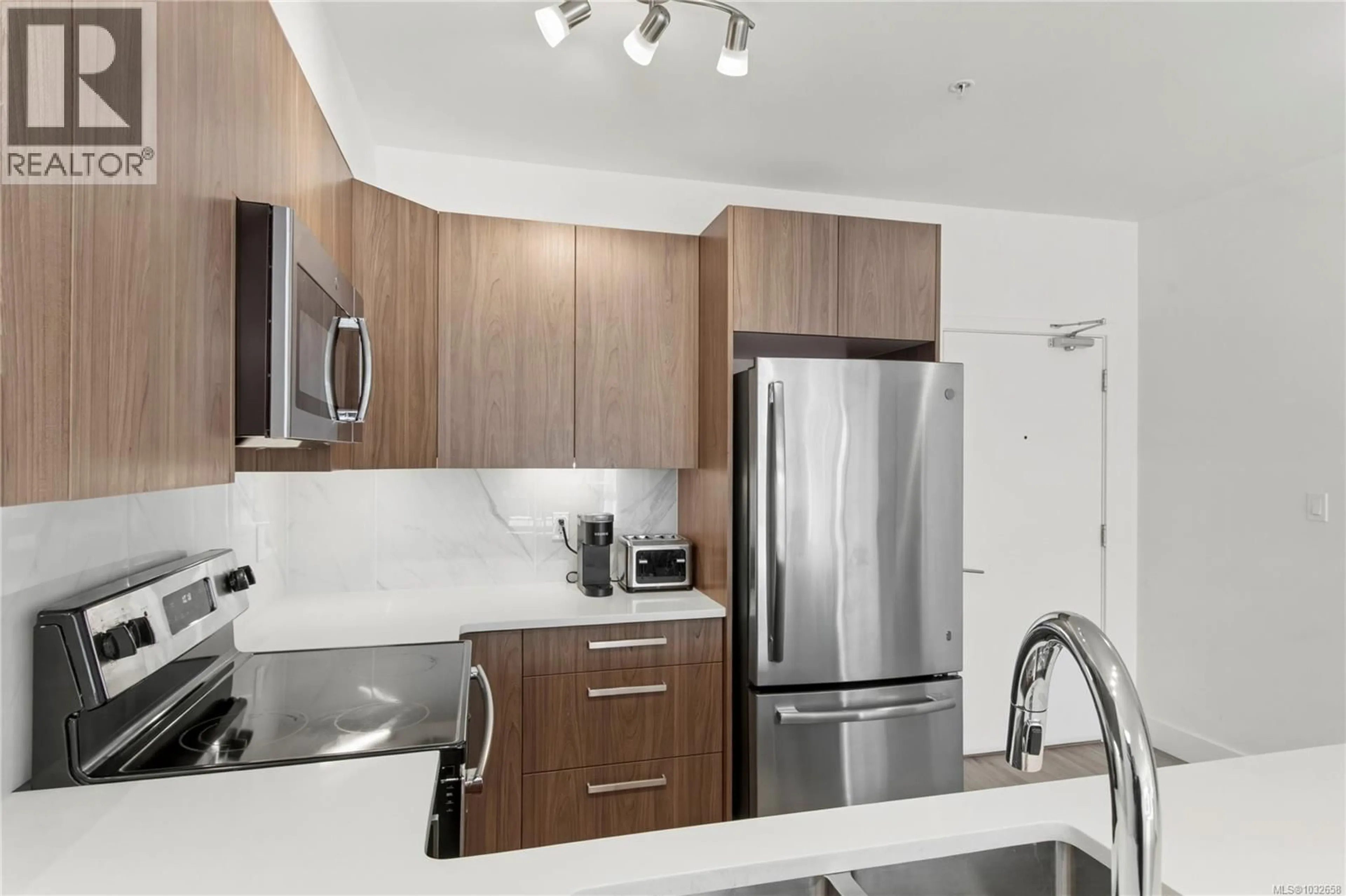 Standard kitchen, unknown for 305 - 3070 KILPATRICK AVENUE, Courtenay British Columbia V9N0G7