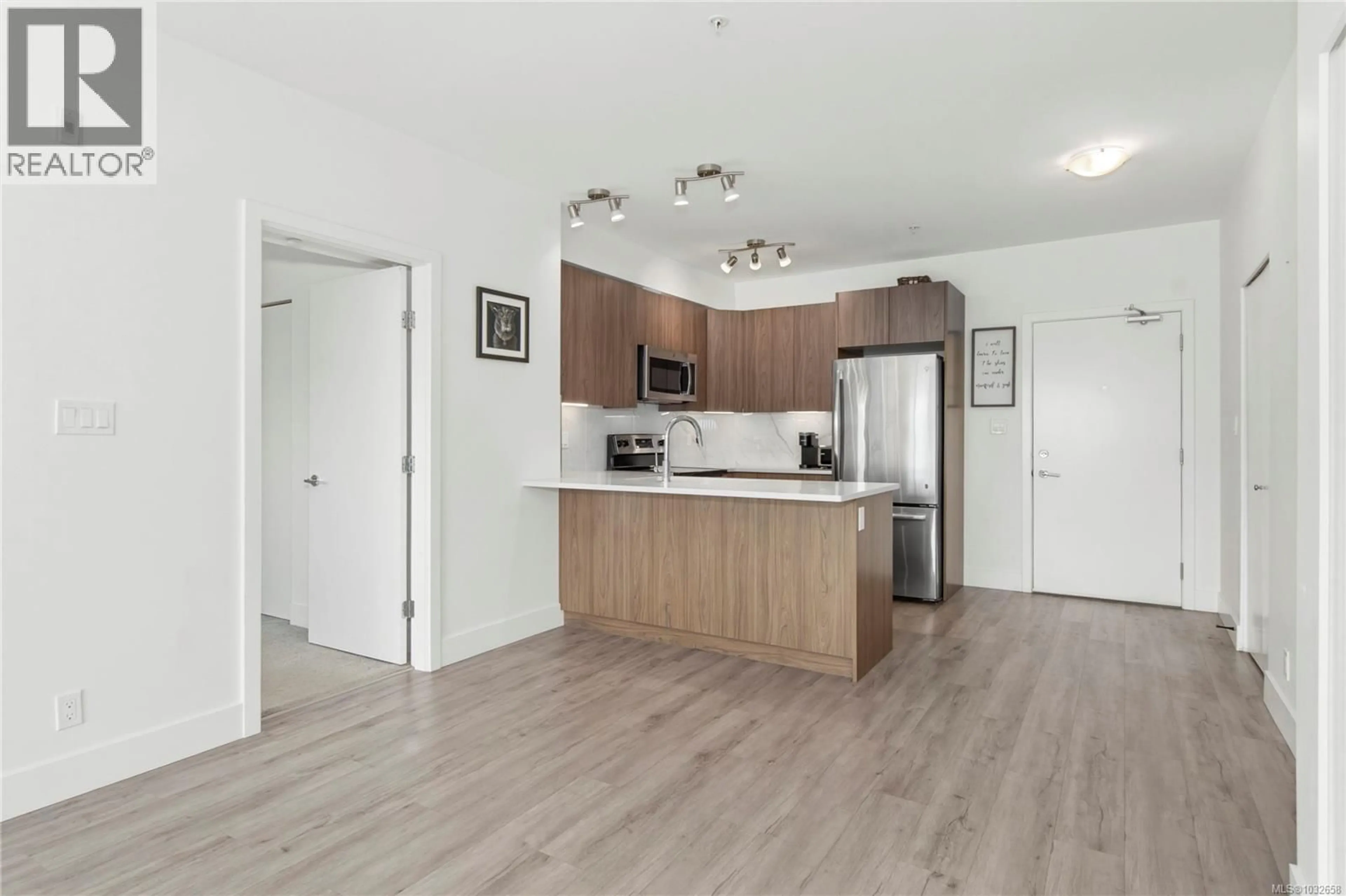 Standard kitchen, wood/laminate floor for 305 - 3070 KILPATRICK AVENUE, Courtenay British Columbia V9N0G7
