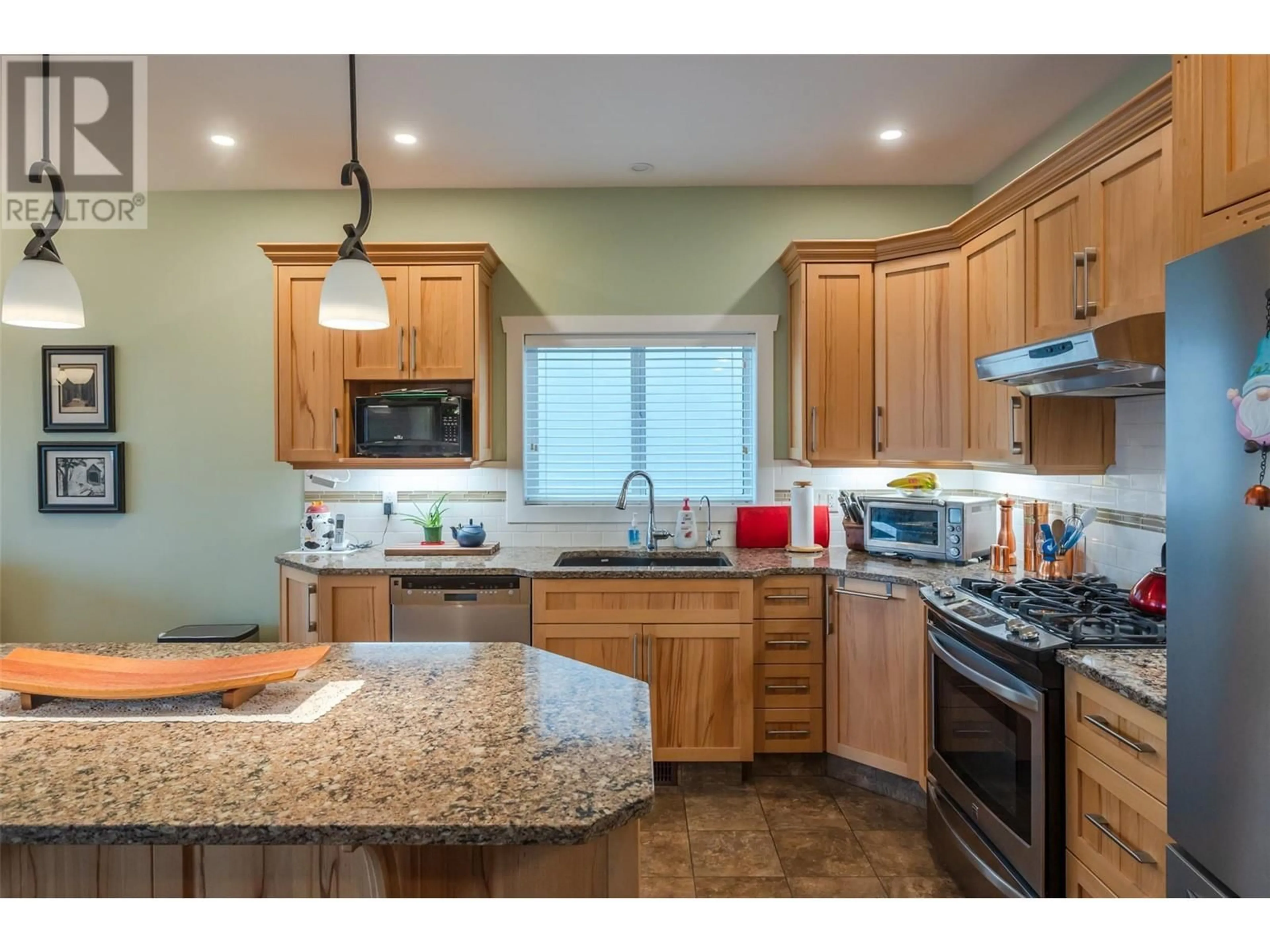 Open concept kitchen for 334 Chardonnay Avenue, Oliver British Columbia V0H1T0