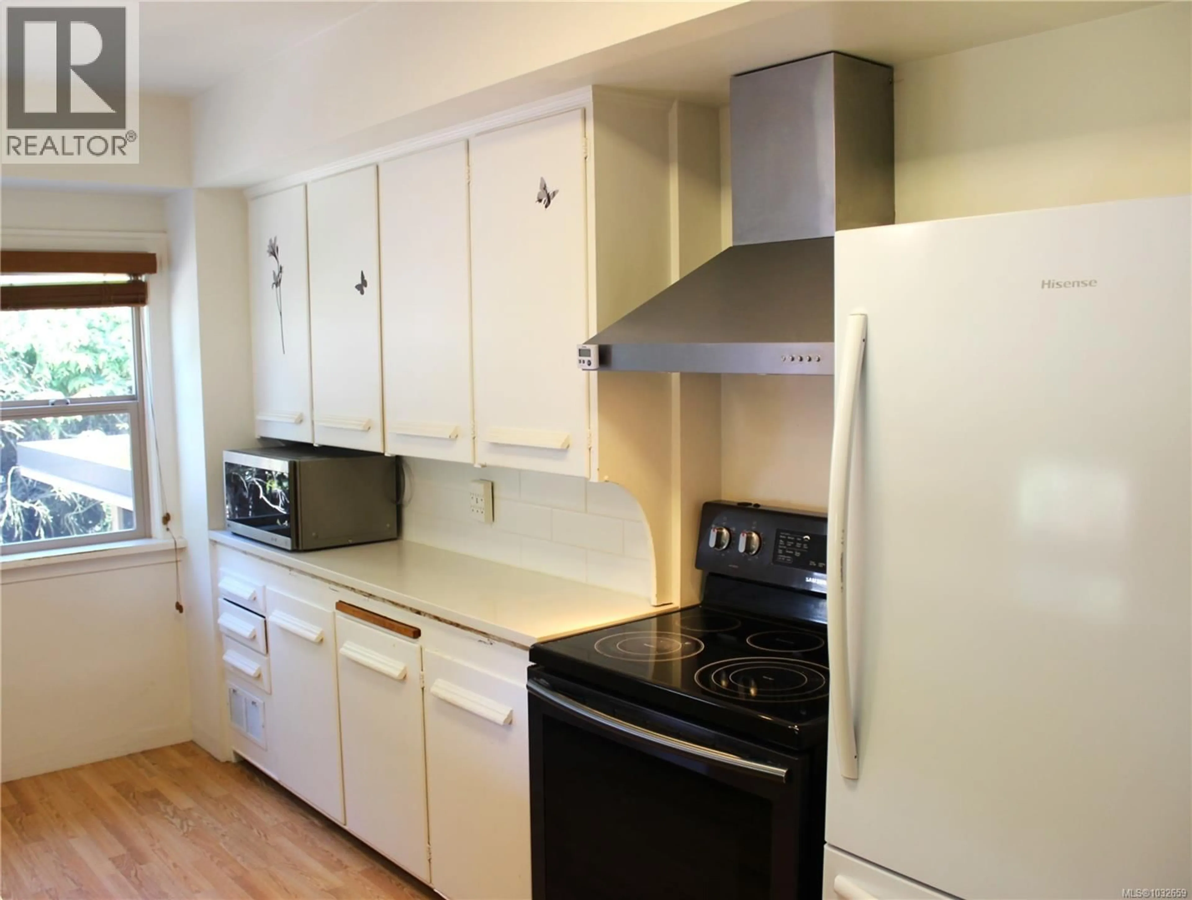 Standard kitchen, wood/laminate floor for 172 BRYDEN STREET, Nanaimo British Columbia V9S1A6