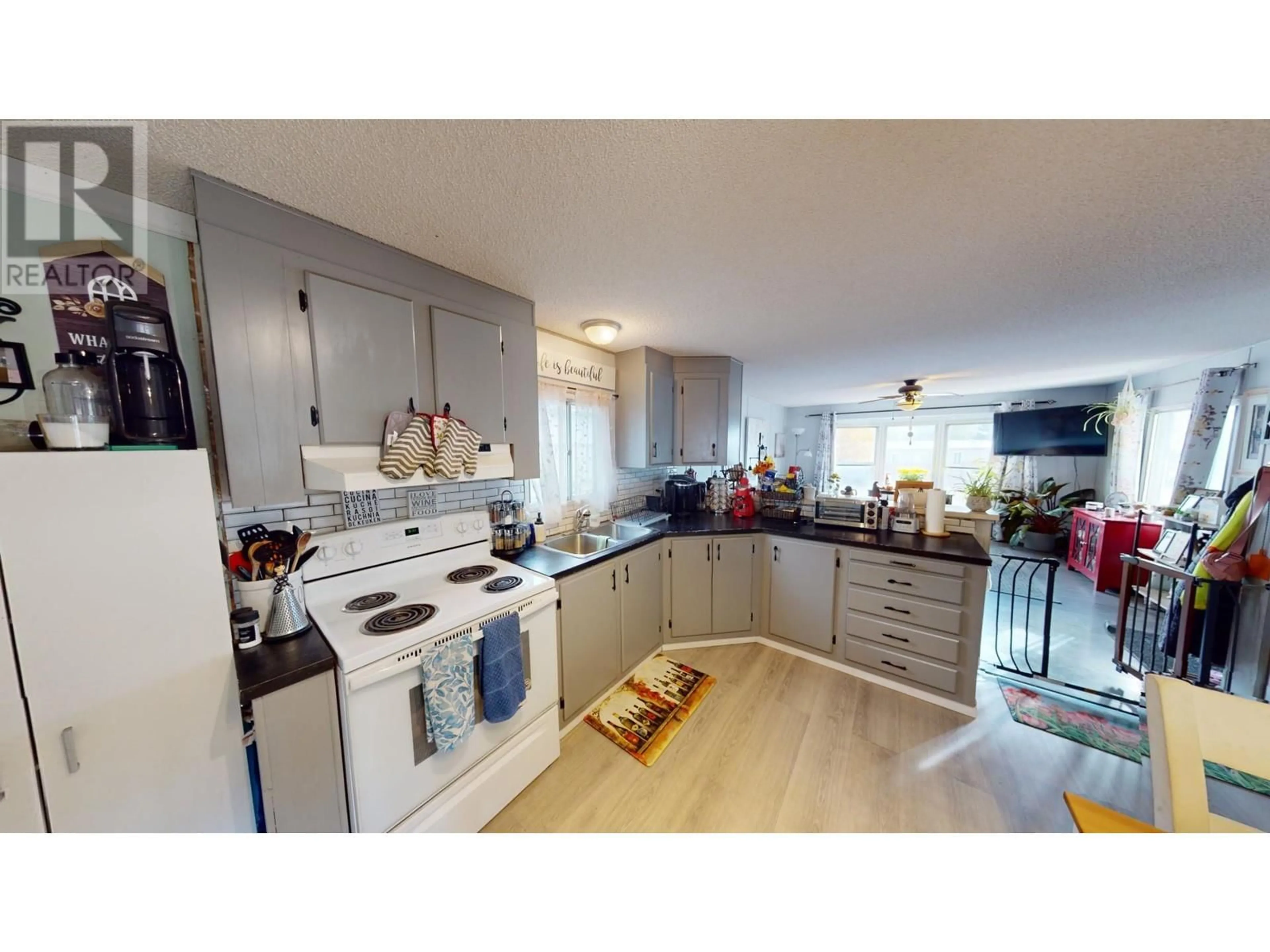 Kitchen, wood floors for 11 Dalton Place, Elkford British Columbia V0B1H0