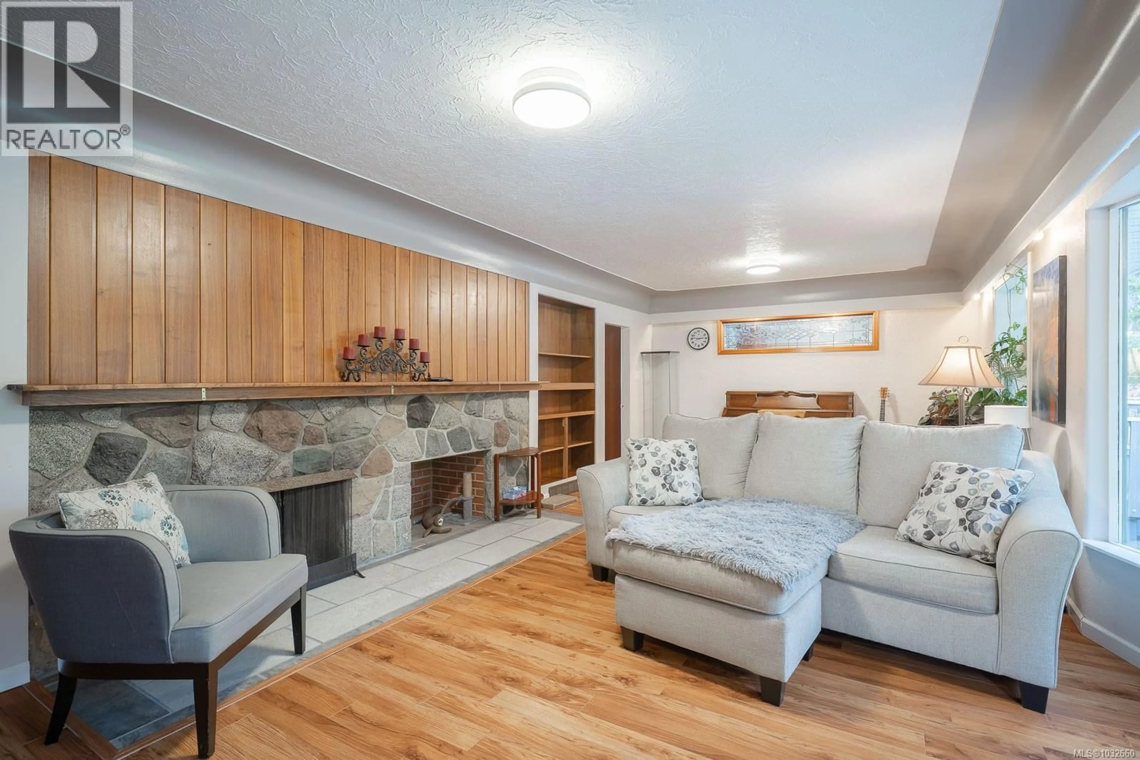 Living room with furniture, wood/laminate floor for 3777 CHURCH STREET, Port Alberni British Columbia V9Y1T5