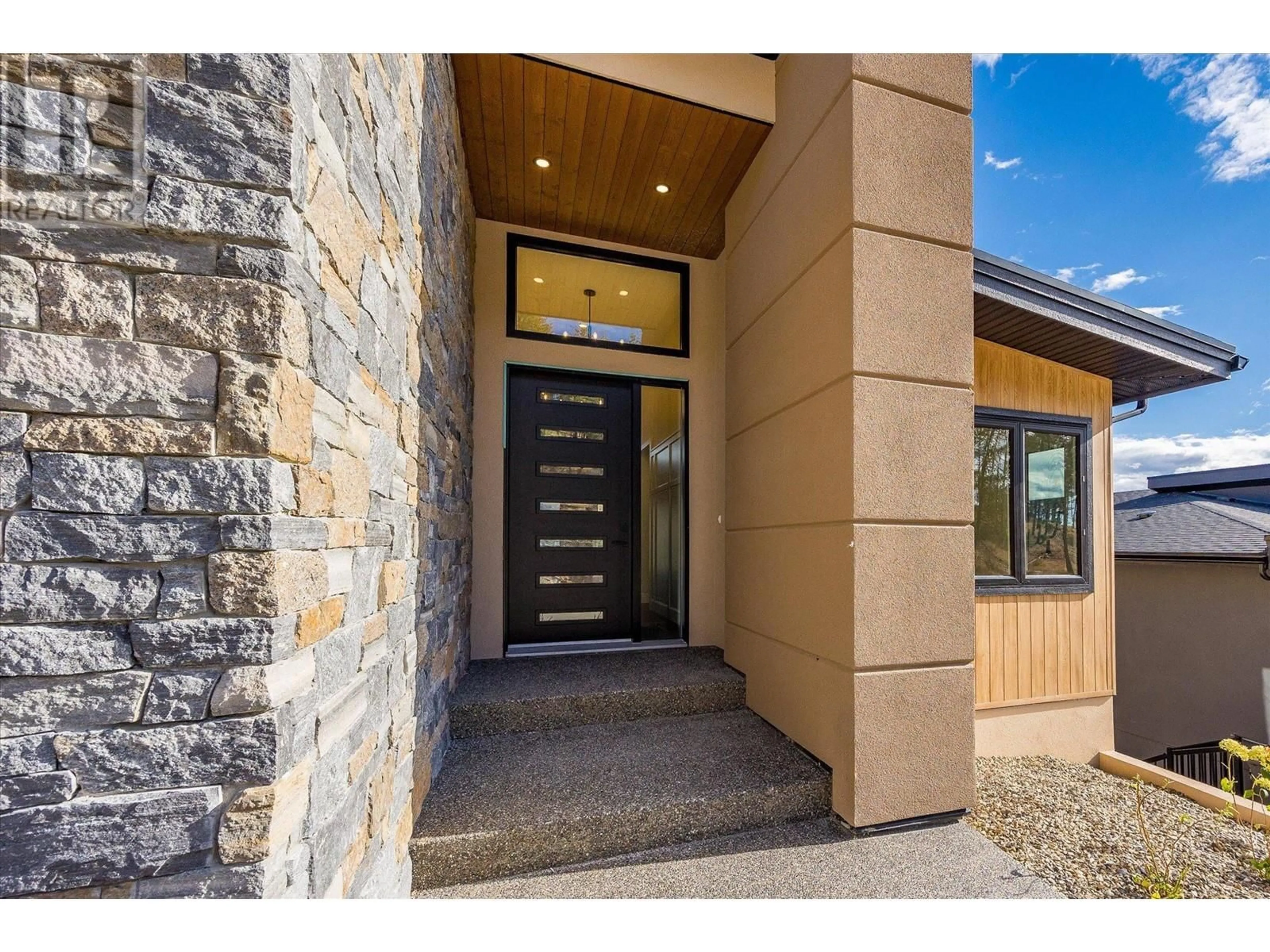 Indoor entryway for 989 Loseth Drive, Kelowna British Columbia V1P0A8