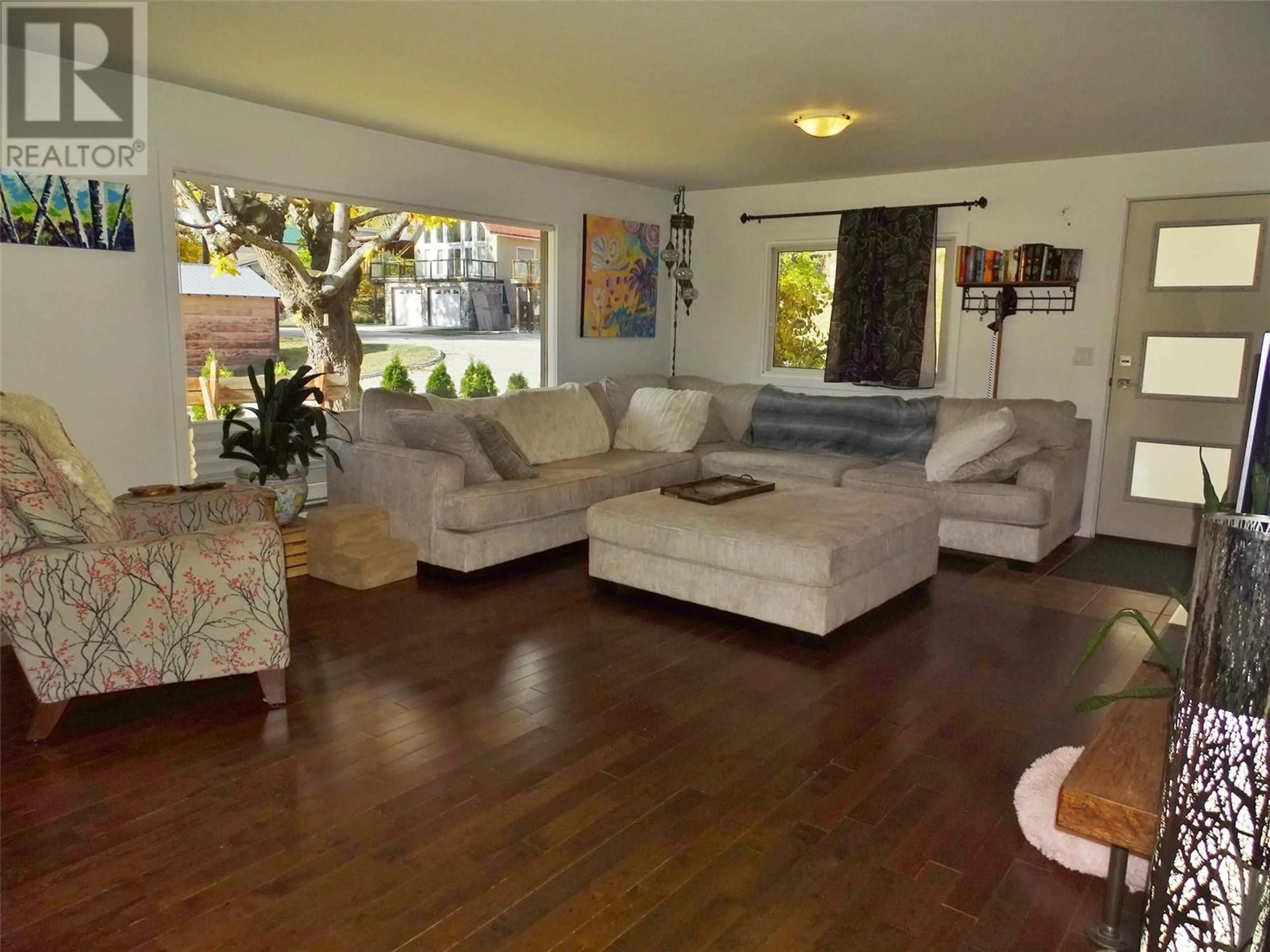 Living room, wood floors for 1613 LeRoi Avenue, Rossland British Columbia V0G1Y0