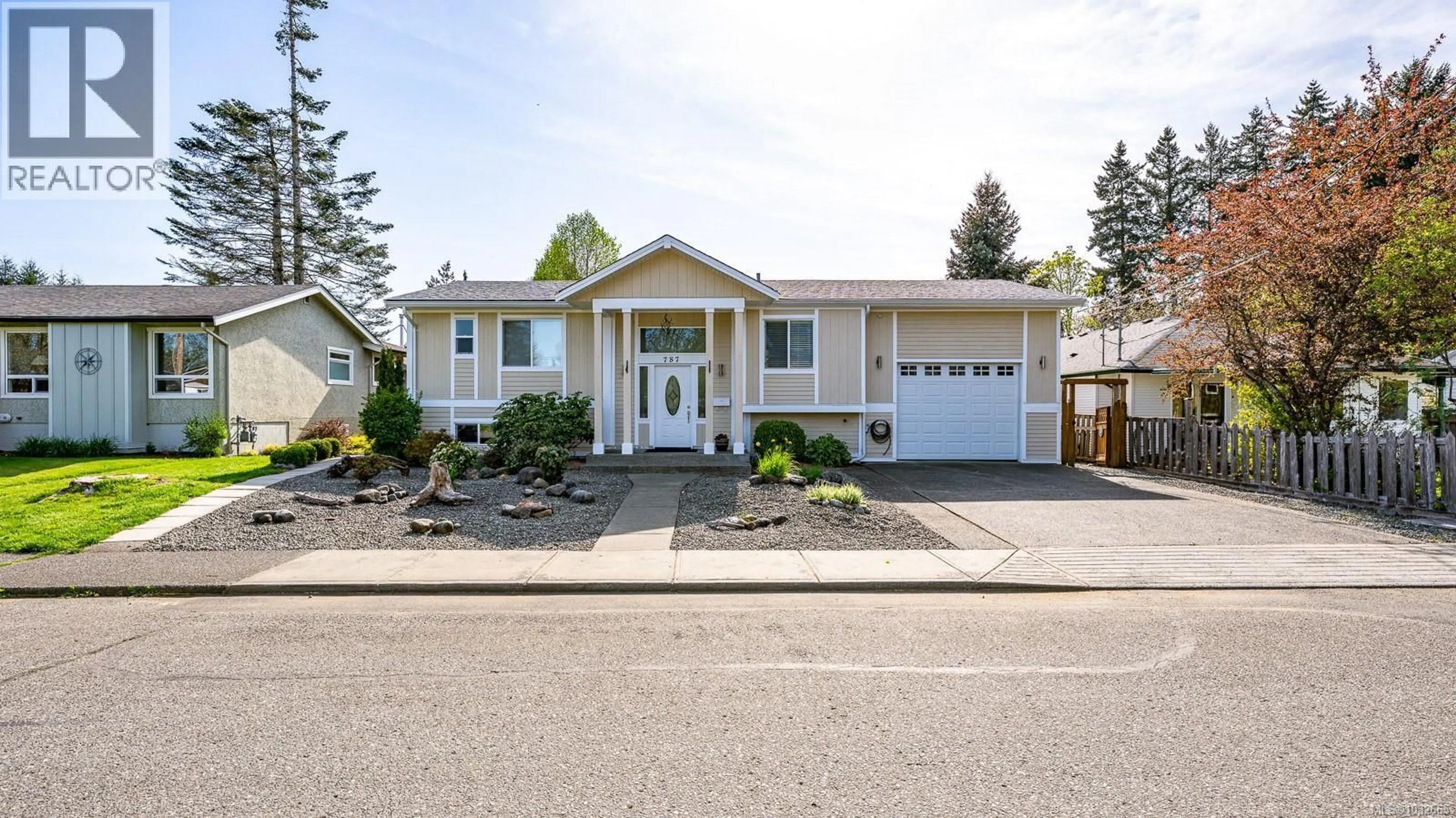 Home with vinyl exterior material, street for 787 STEWART AVENUE, Courtenay British Columbia V9N3H3