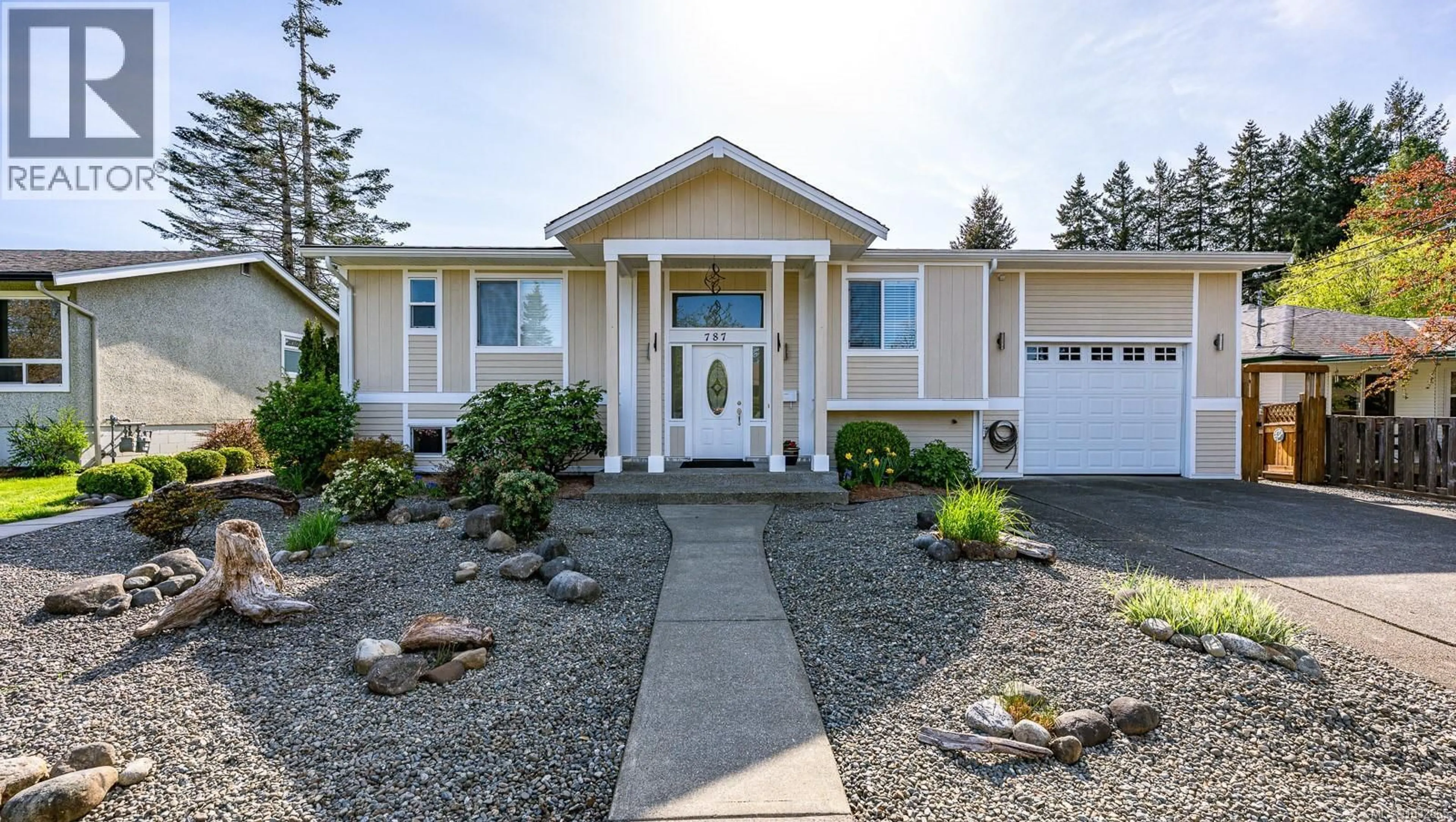 Home with vinyl exterior material, street for 787 STEWART AVENUE, Courtenay British Columbia V9N3H3