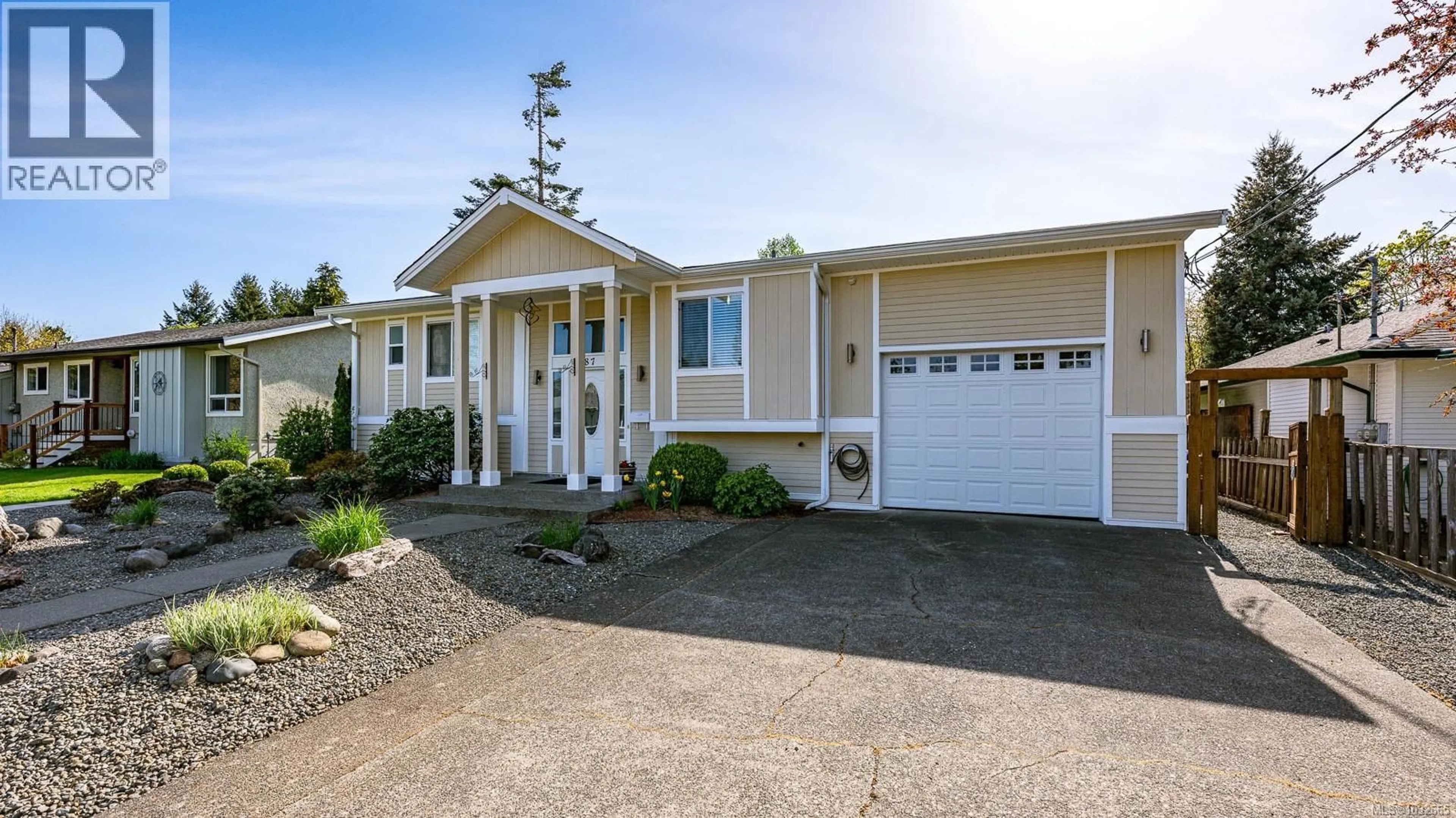 Home with vinyl exterior material, water/lake/river/ocean view for 787 STEWART AVENUE, Courtenay British Columbia V9N3H3