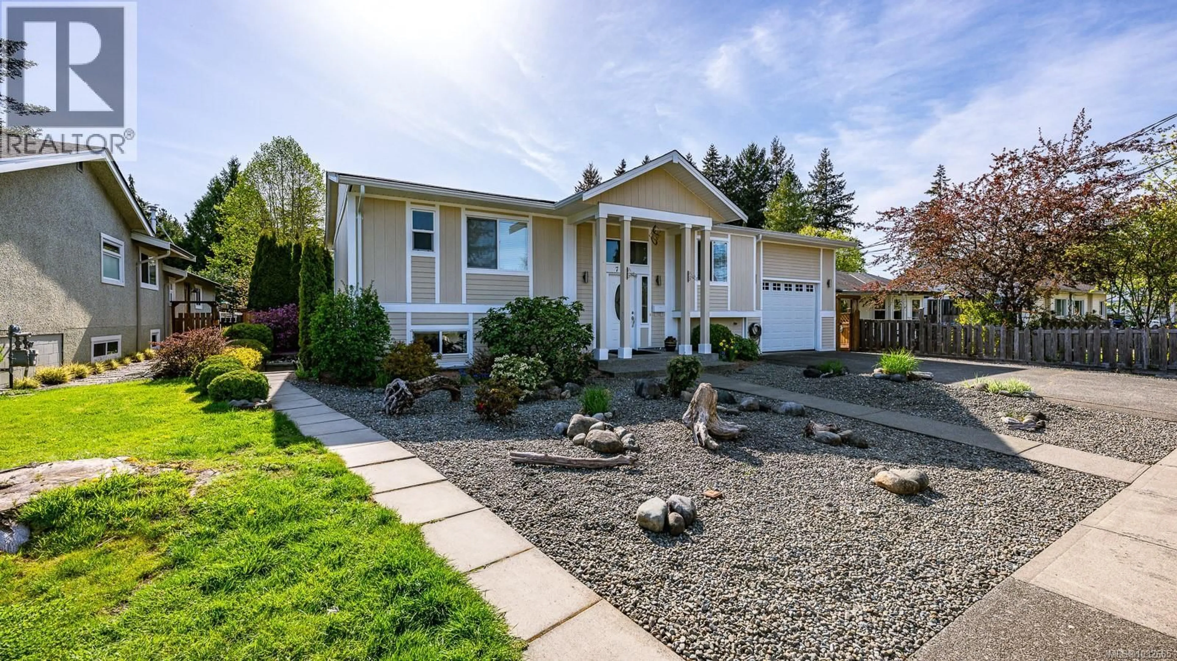 Home with vinyl exterior material, street for 787 STEWART AVENUE, Courtenay British Columbia V9N3H3