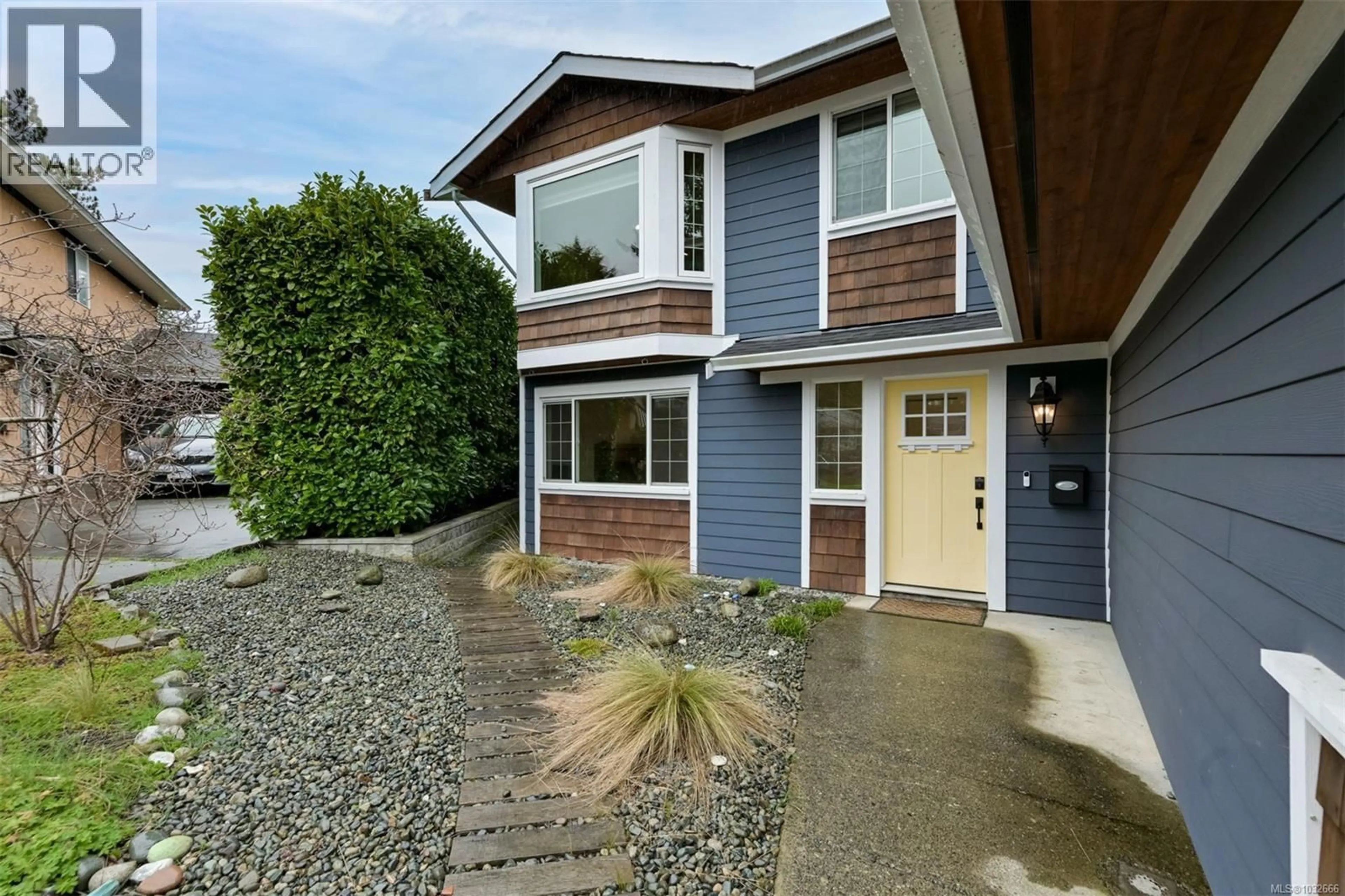 Home with vinyl exterior material, street for 1290 LIDGATE COURT, Saanich British Columbia V8Z7E3