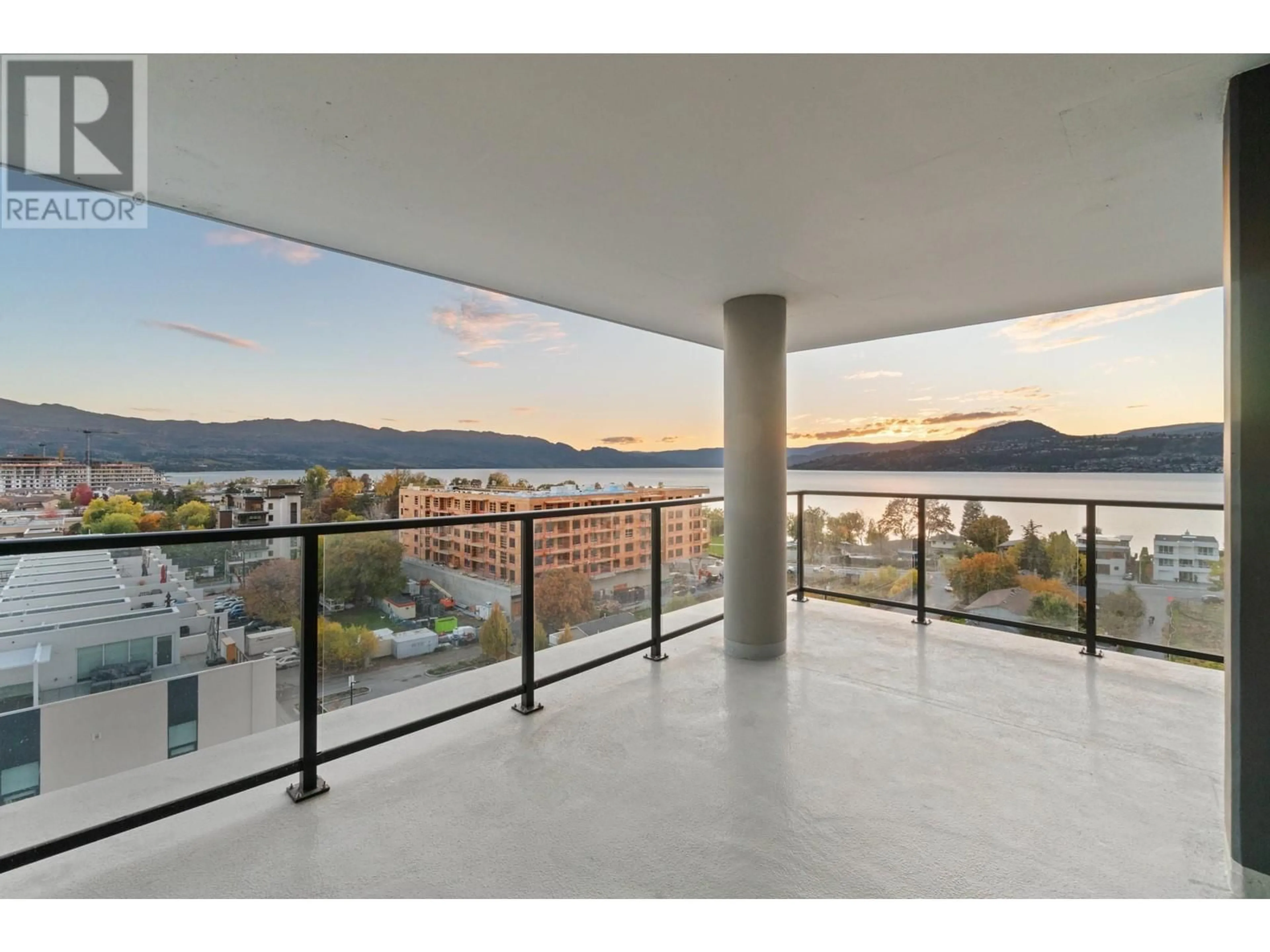 Indoor foyer, ceramic floors for 485 Groves Avenue Unit# 905, Kelowna British Columbia V1Y0C1