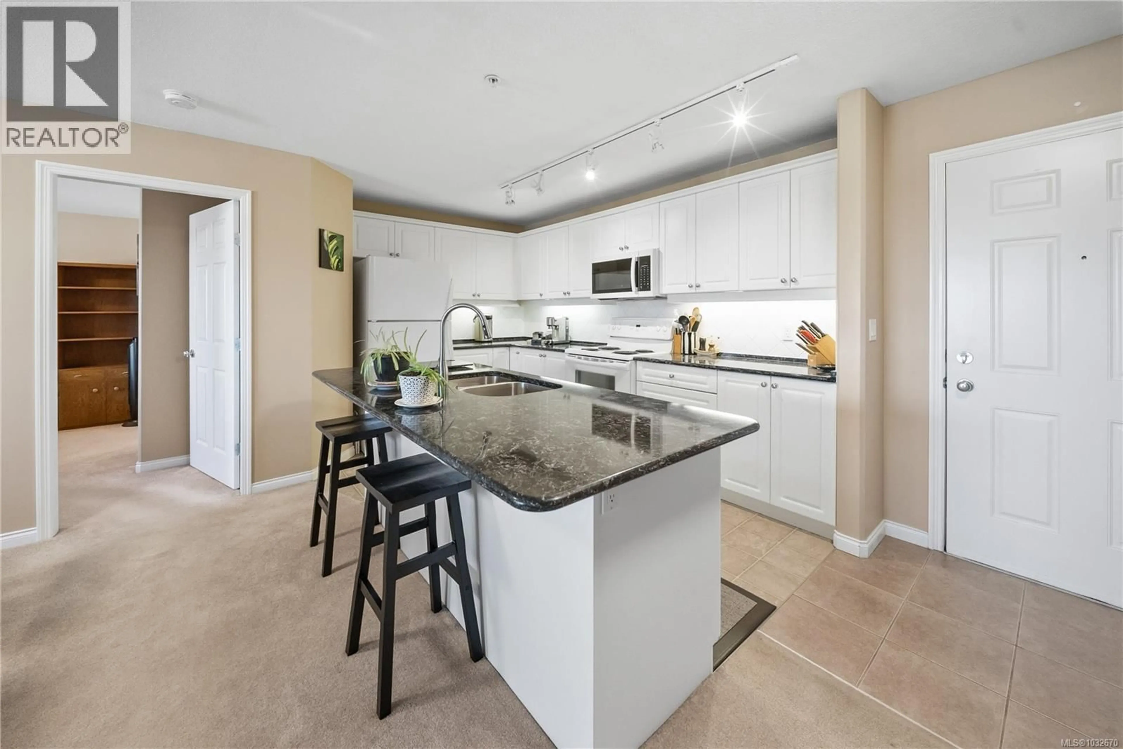 Open concept kitchen, ceramic/tile floor for 213 - 1633 DUFFERIN CRESCENT, Nanaimo British Columbia V9S5T7