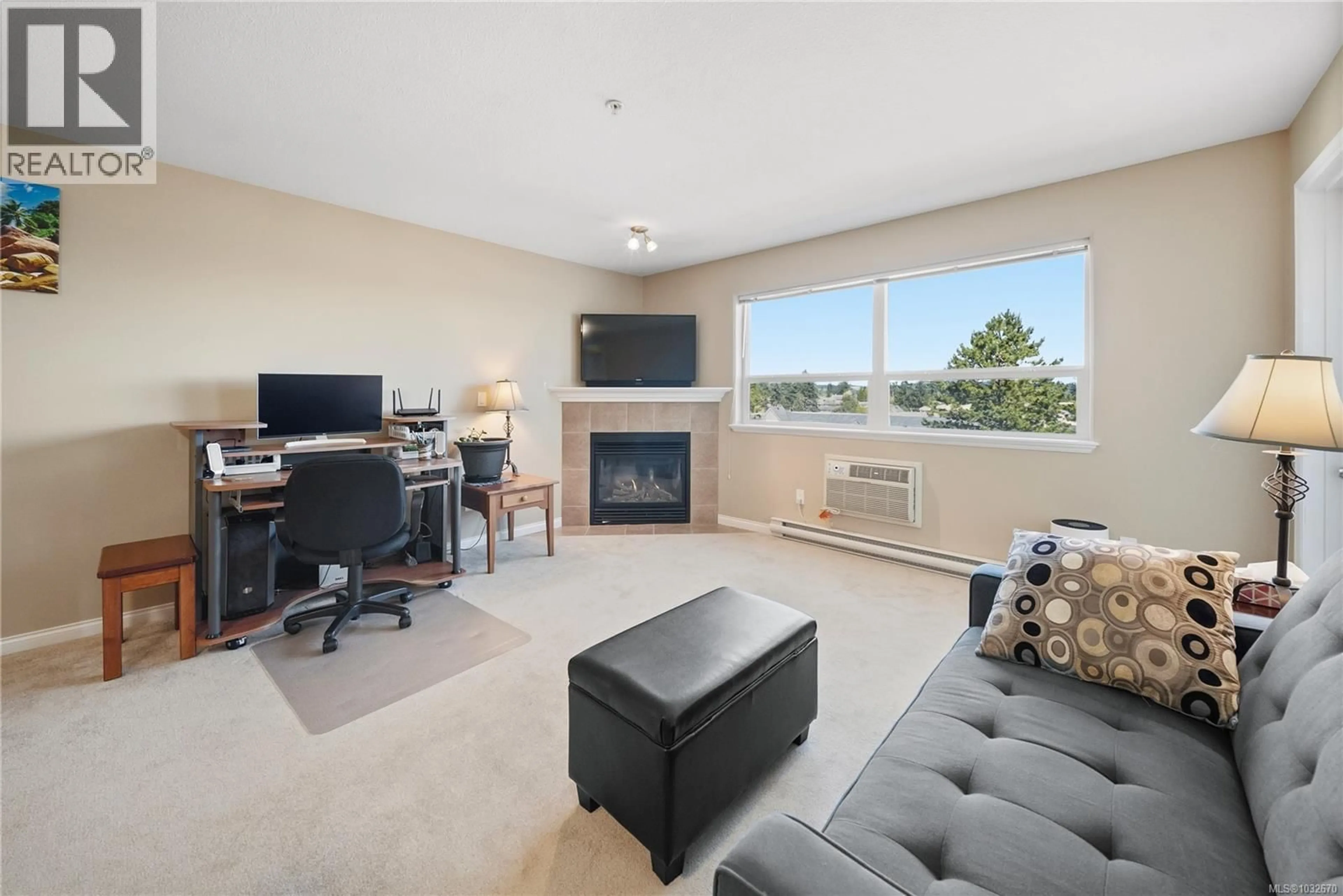 Living room with furniture, unknown for 213 - 1633 DUFFERIN CRESCENT, Nanaimo British Columbia V9S5T7