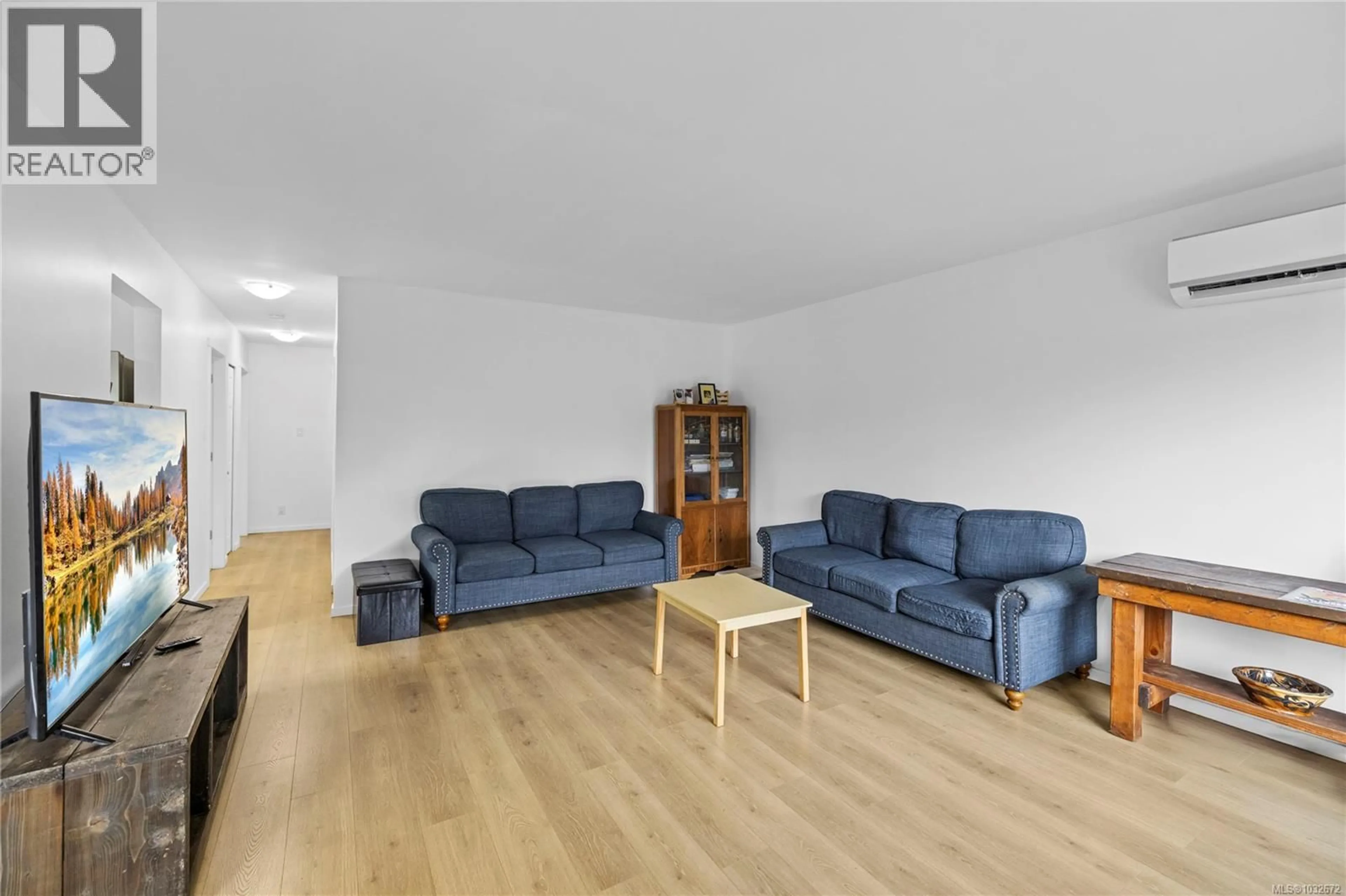 Living room with furniture, wood/laminate floor for 52 ATHLETIC STREET, Nanaimo British Columbia V9R5N6