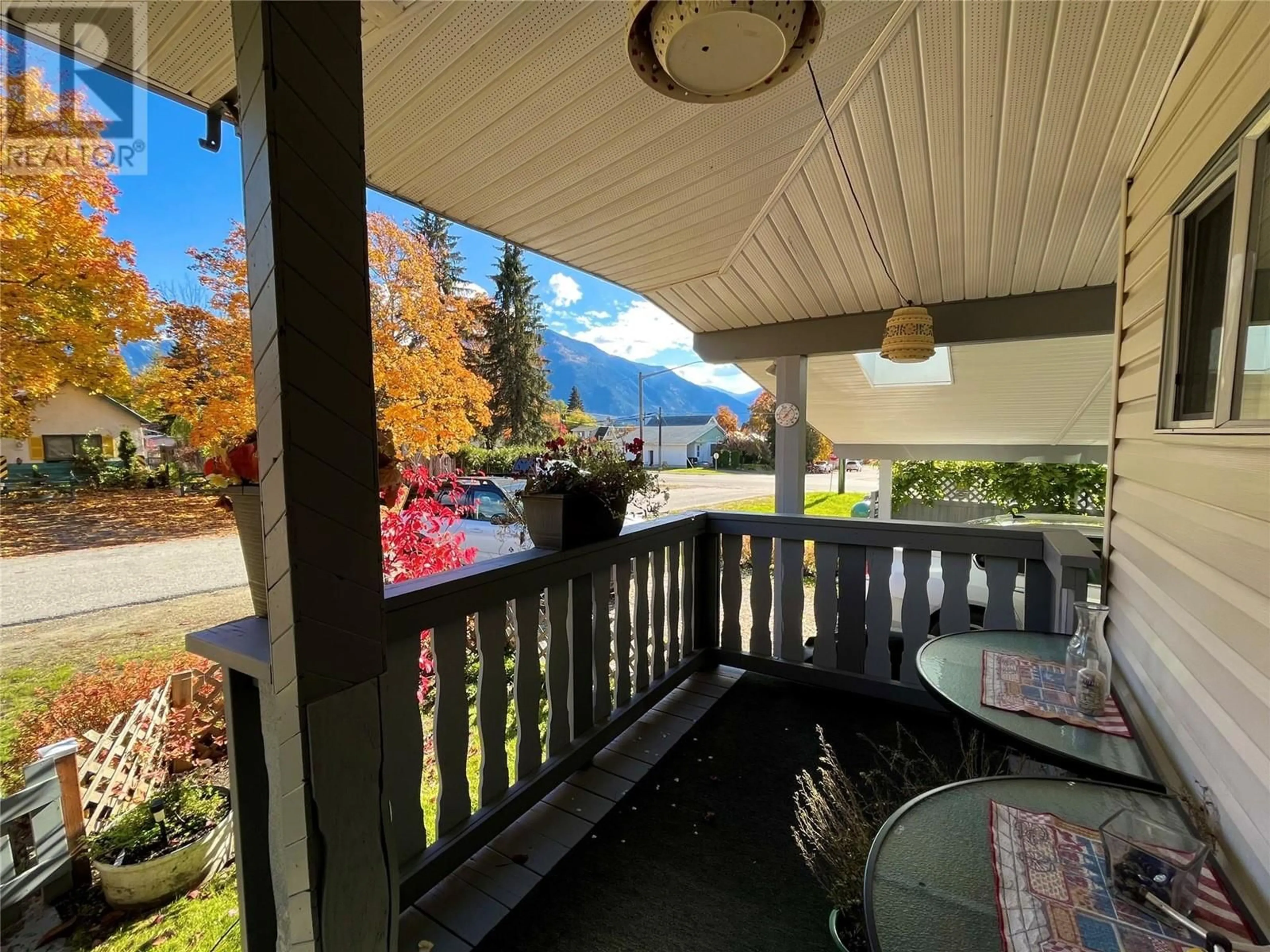 Patio, cottage for 108 3rd Avenue NW, Nakusp British Columbia V0G1R0