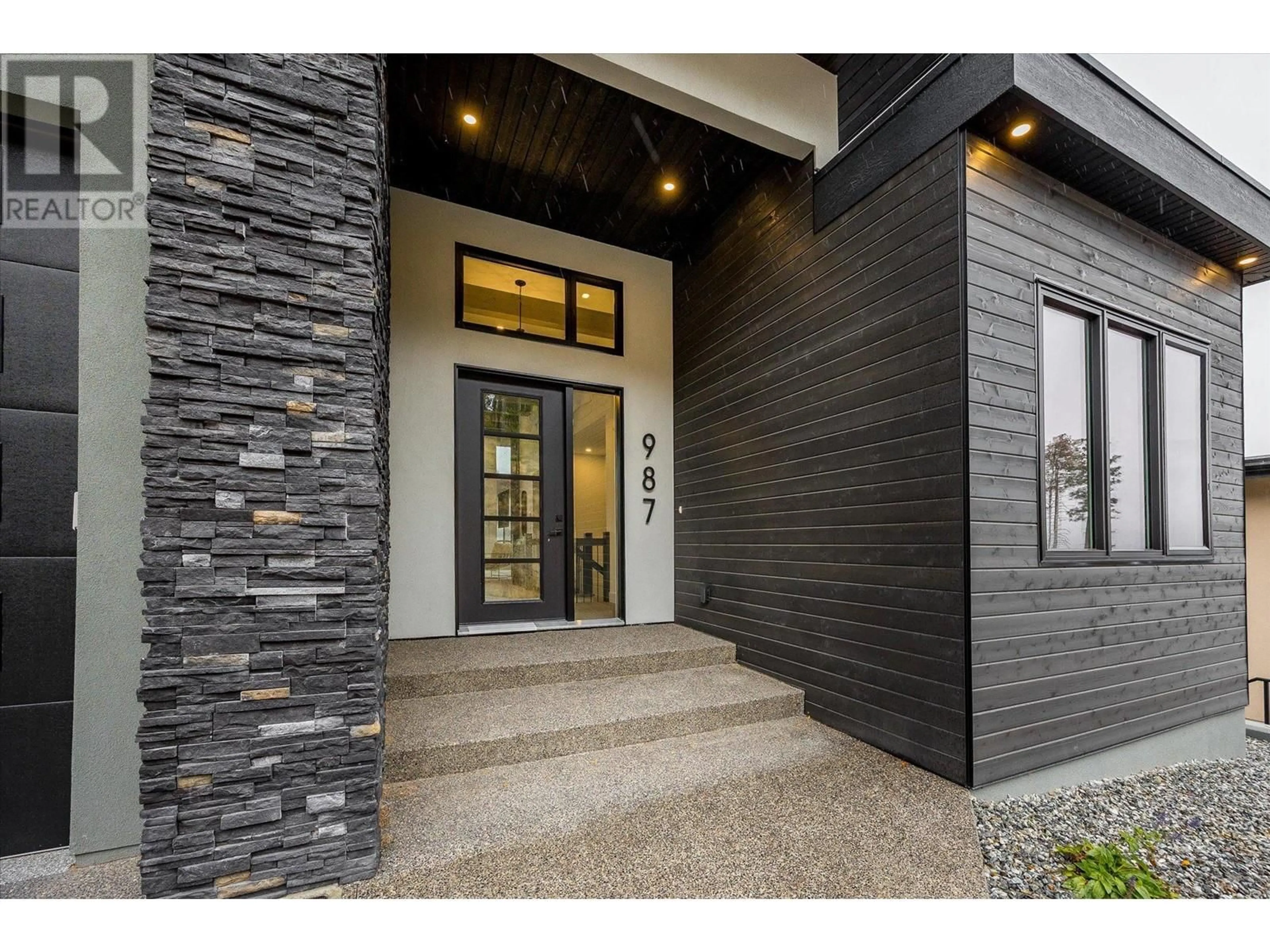 Indoor entryway for 987 LOSETH DRIVE, Kelowna British Columbia V1P0A8