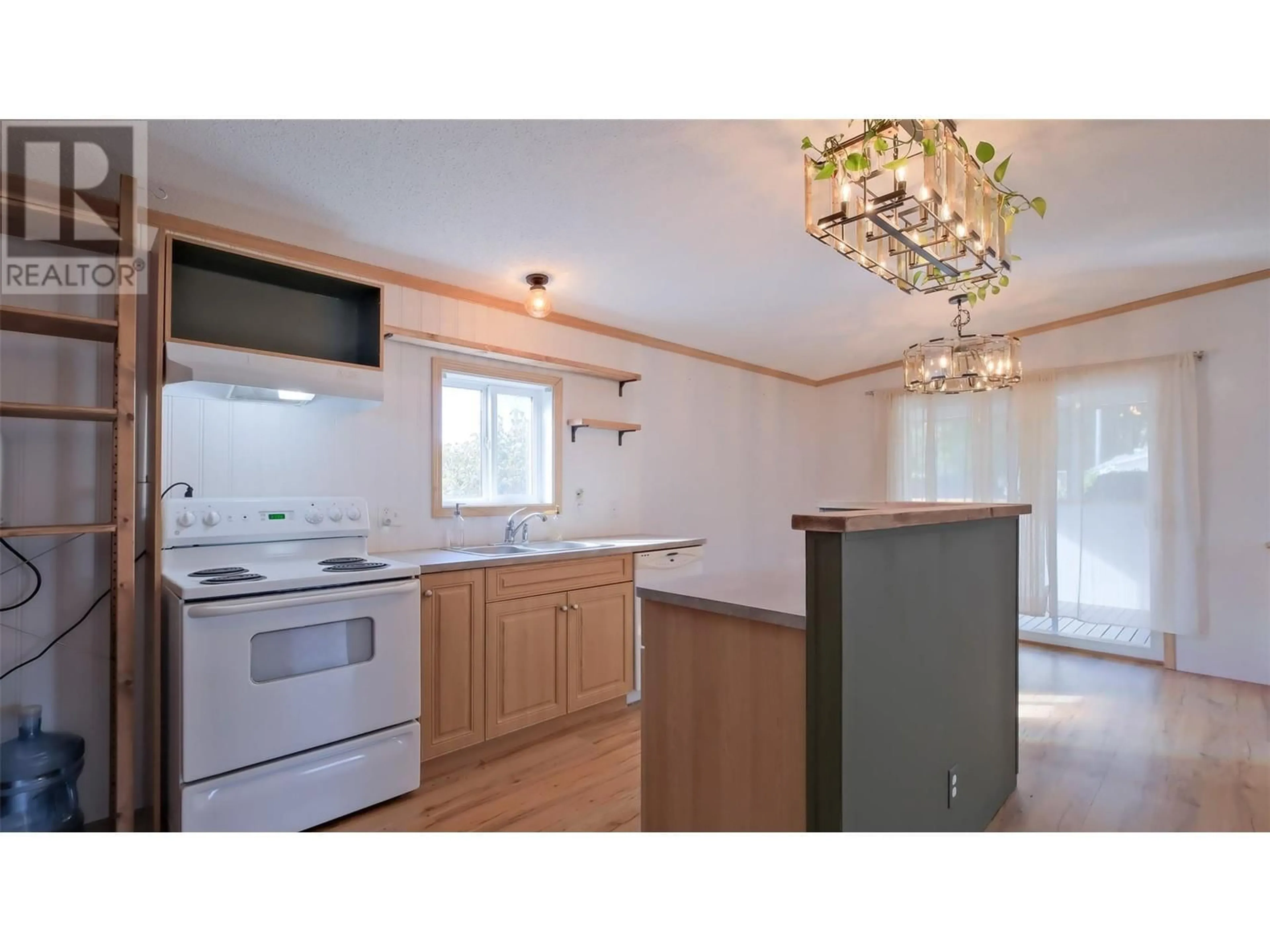 Kitchen, wood floors, cottage for 2035 Boucherie Road Unit# 116, Westbank British Columbia V4T2T9