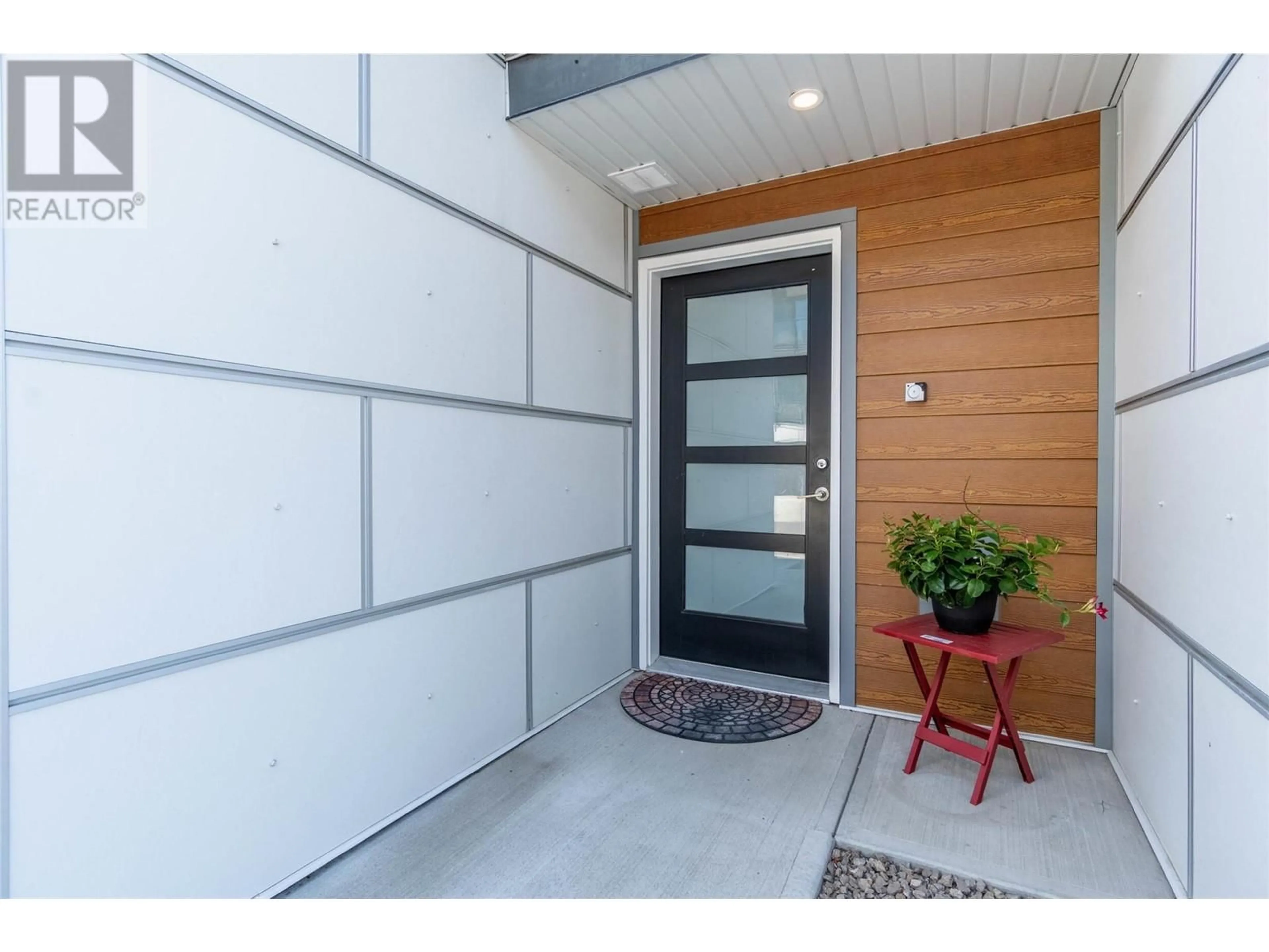 Indoor entryway, cement floor for 5995 Oliver Landing Crescent Unit# 11, Oliver British Columbia V0H1T9