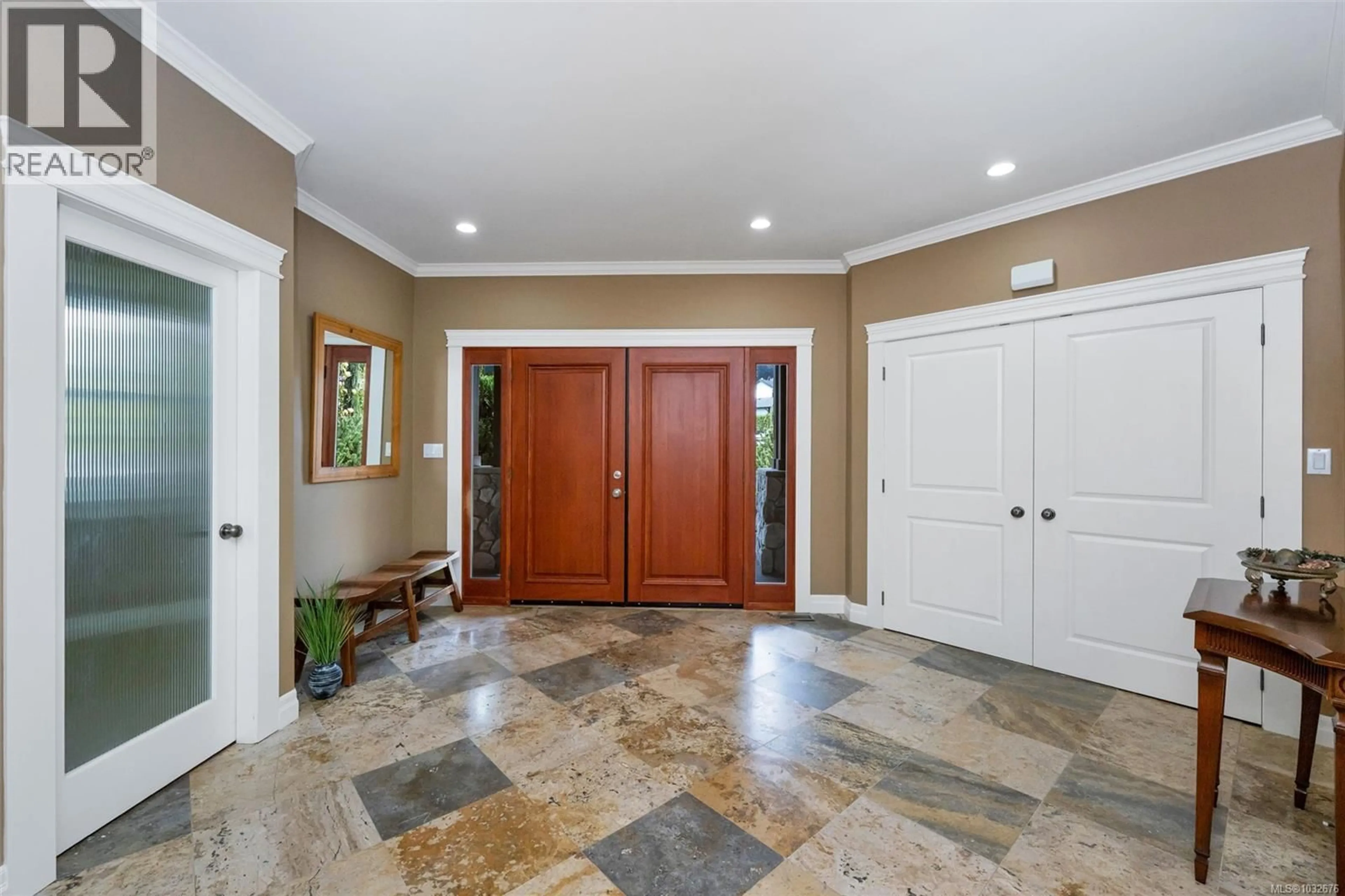 Indoor foyer for 625 SENTINEL DRIVE, Mill Bay British Columbia V8H1H7