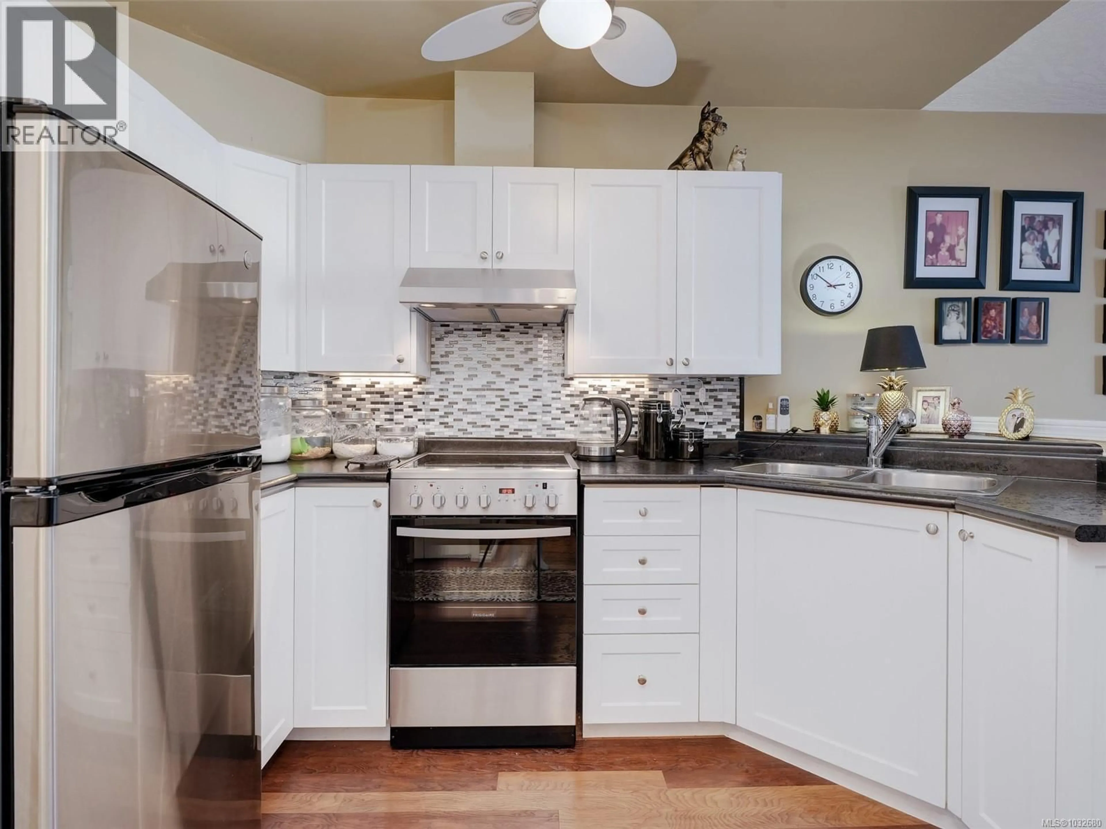 Unknown for 208 - 1070 SOUTHGATE STREET, Victoria British Columbia V8V2Z2