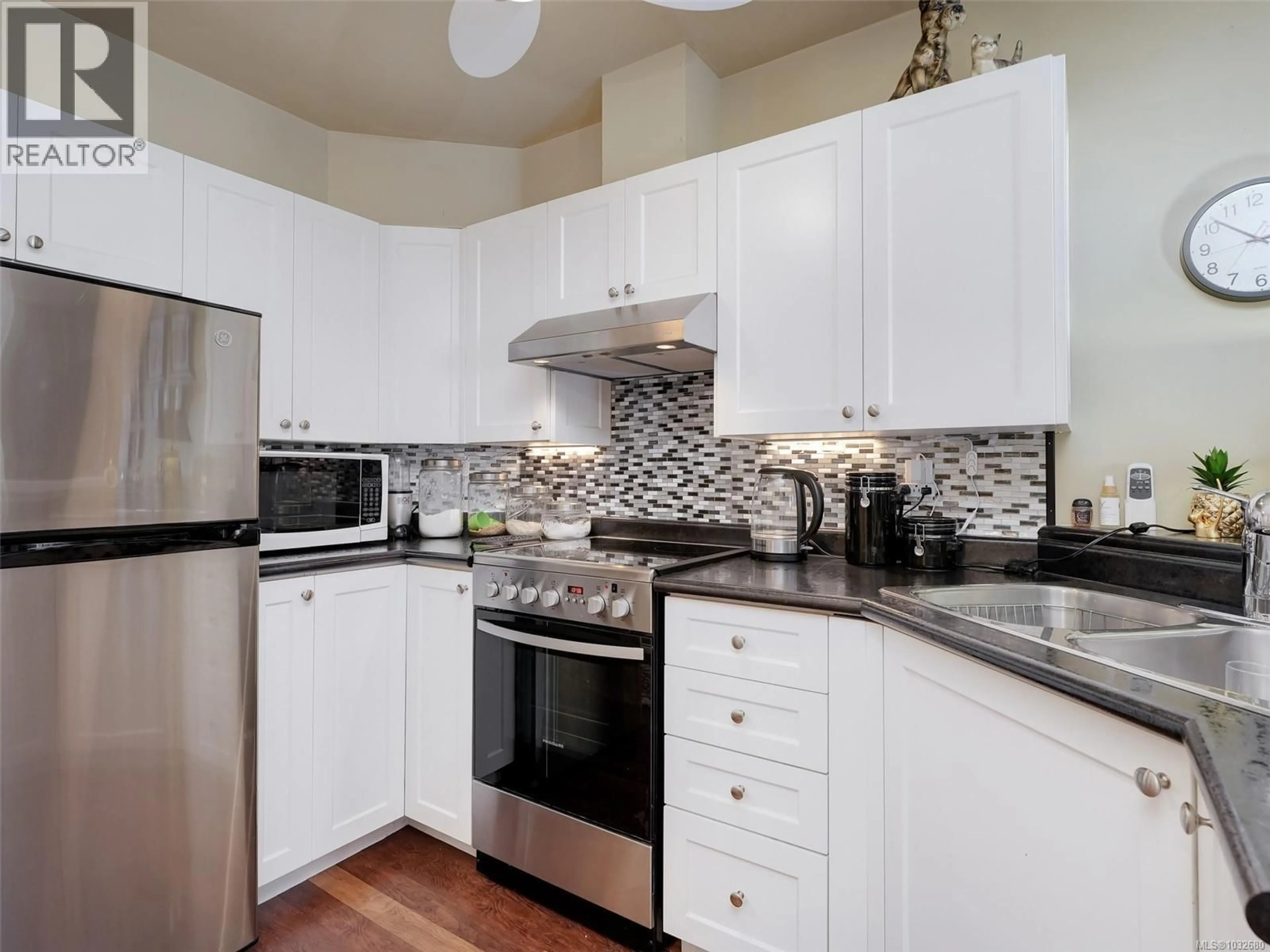 Standard kitchen, unknown for 208 - 1070 SOUTHGATE STREET, Victoria British Columbia V8V2Z2