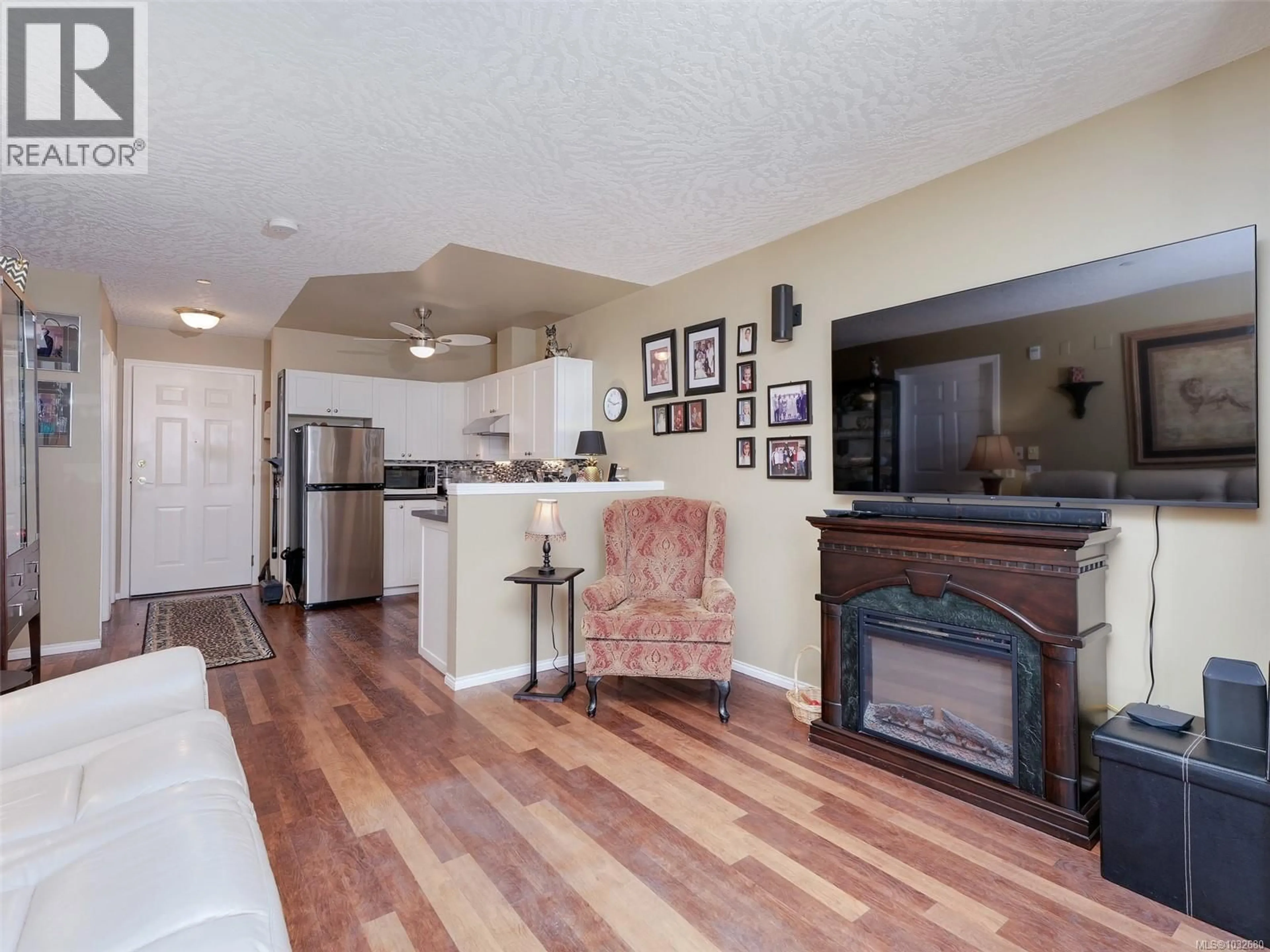 Living room with furniture, wood/laminate floor for 208 - 1070 SOUTHGATE STREET, Victoria British Columbia V8V2Z2