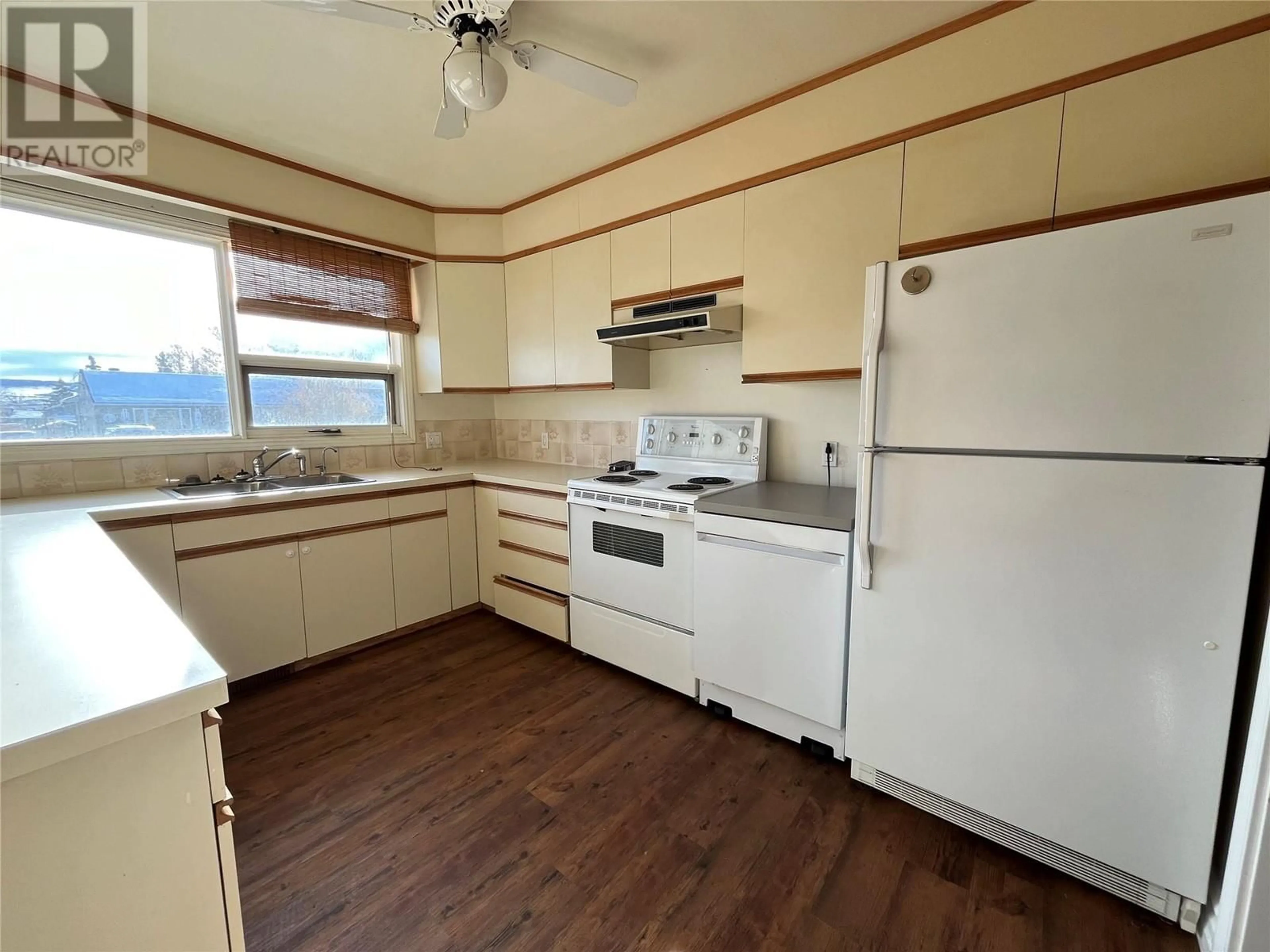 Standard kitchen, wood floors, cottage for 1108 96 Avenue, Dawson Creek British Columbia V1G1L1