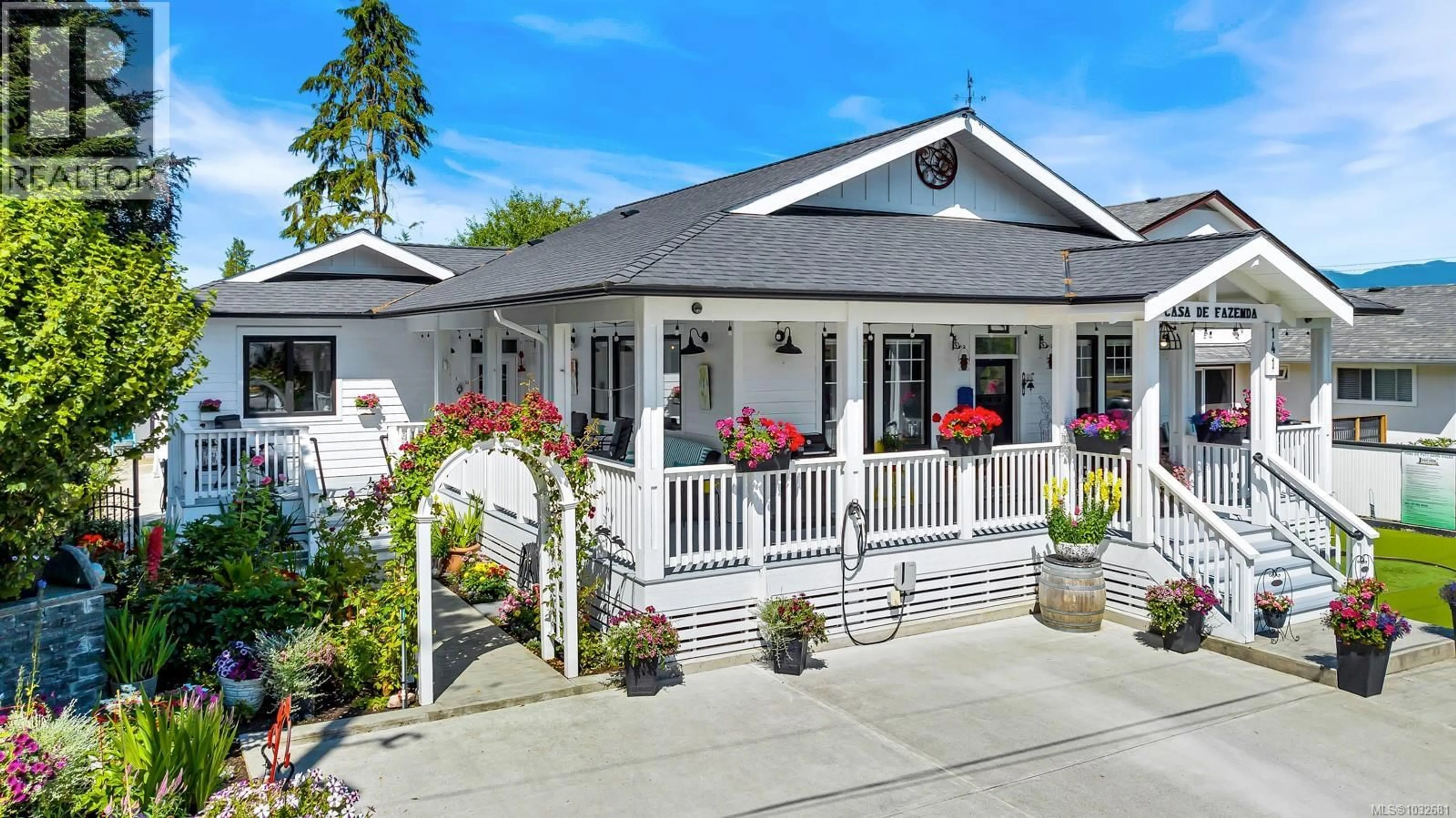 Home with vinyl exterior material, street for 141 CASTLE PLACE, Duncan British Columbia V9L4Y3