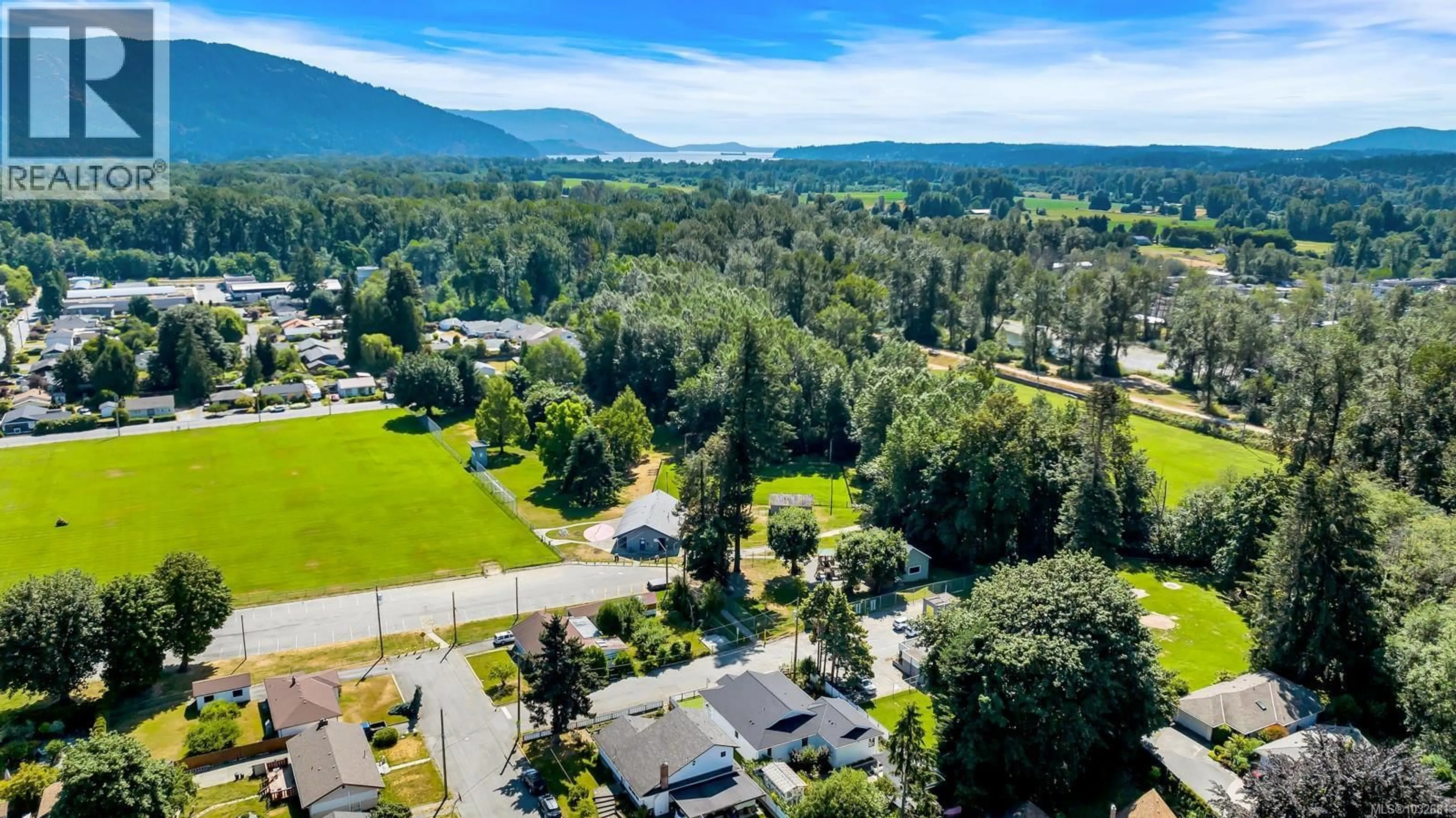 A pic from outside/outdoor area/front of a property/back of a property/a pic from drone, mountain view for 141 CASTLE PLACE, Duncan British Columbia V9L4Y3