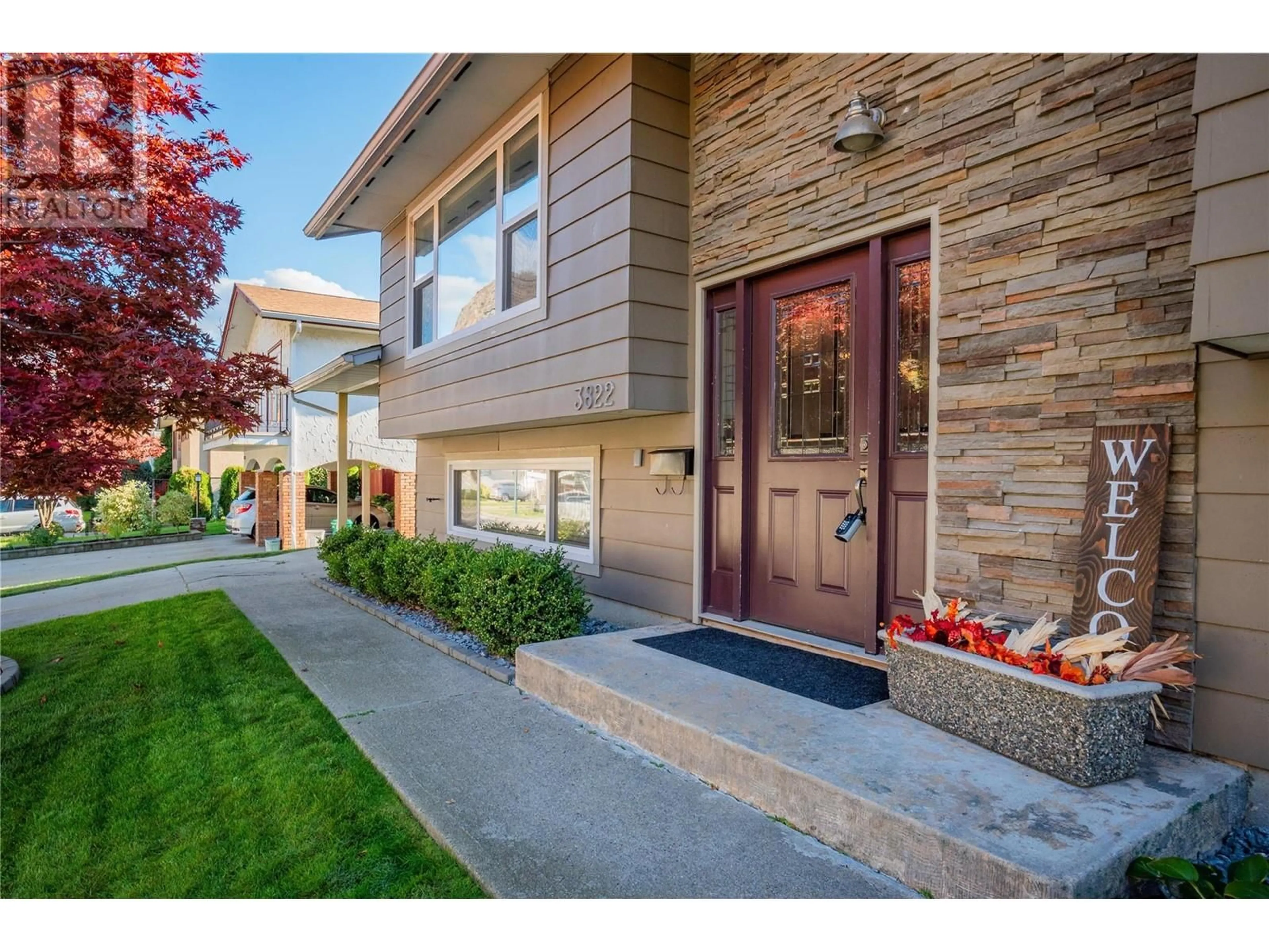 Indoor entryway, wood floors for 3822 Woodland Drive, Trail British Columbia V1R2V7