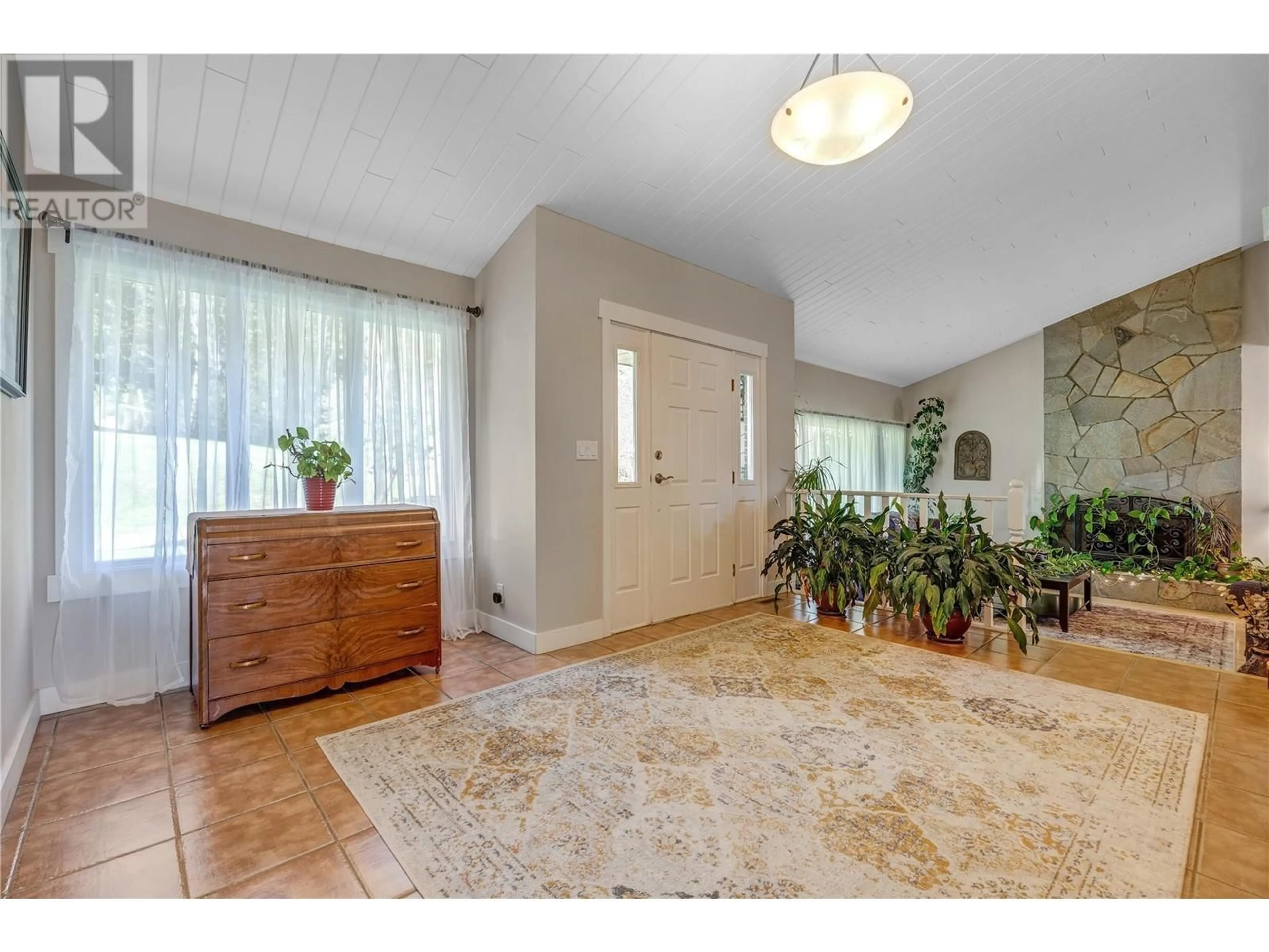 Indoor entryway, wood floors for 10707 Giants Head Road, Summerland British Columbia V0H1Z7