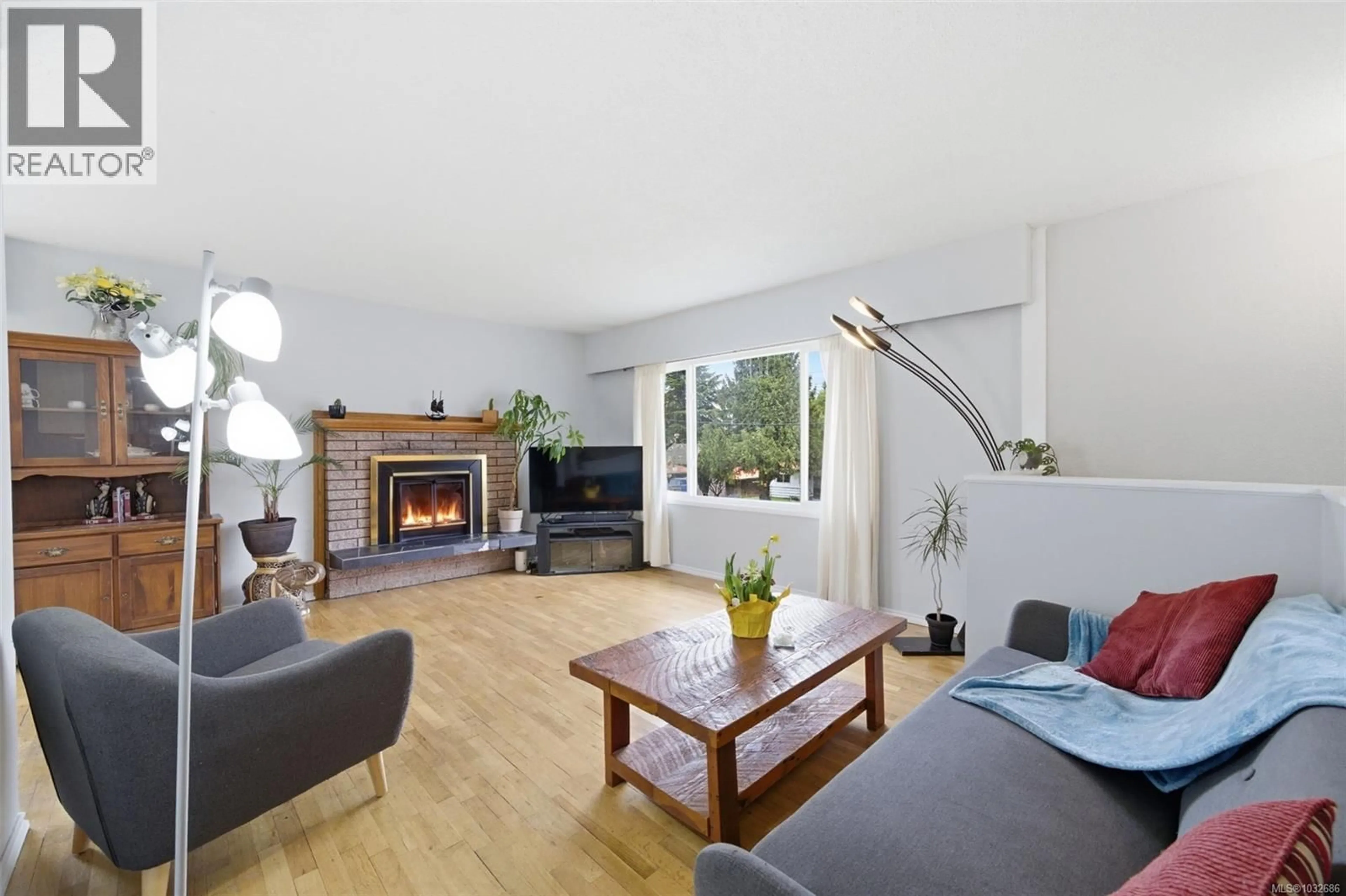 Living room with furniture, wood/laminate floor for 2844 RITA ROAD, Langford British Columbia V9B4A1