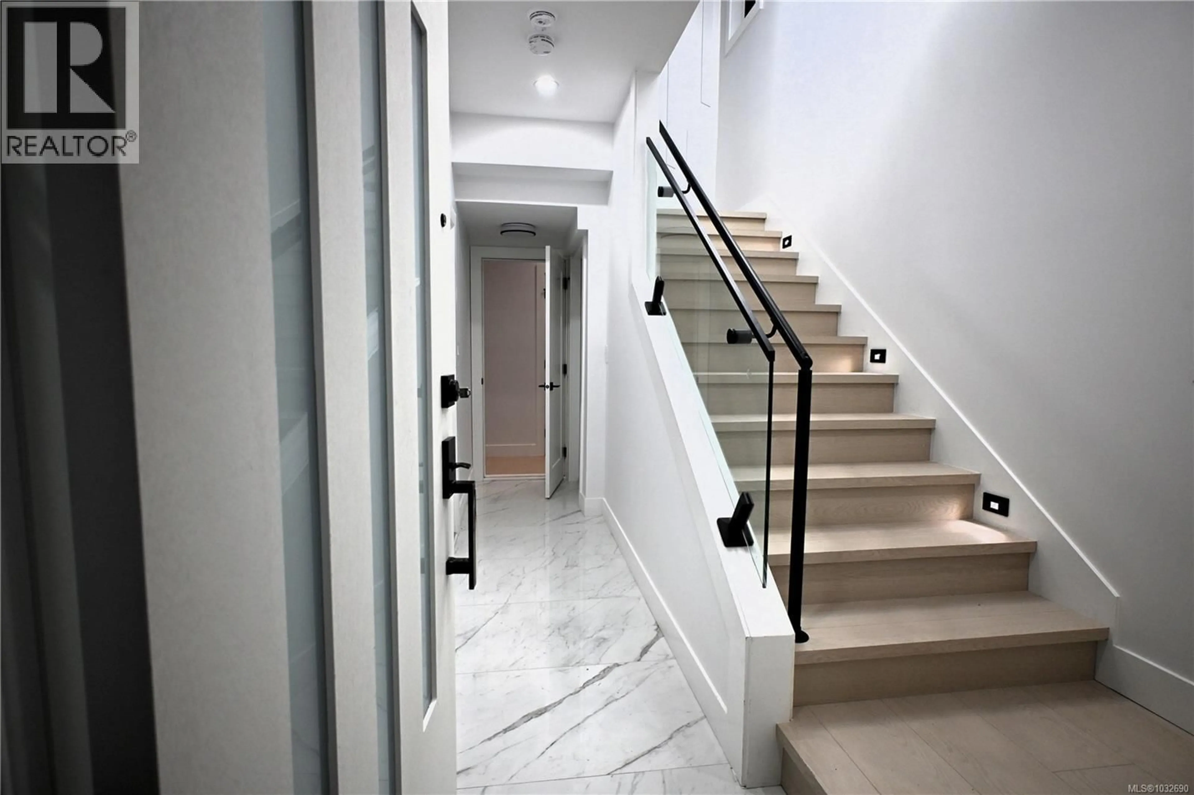 Indoor foyer for 3927 JINGLE POT ROAD, Nanaimo British Columbia V9T5R1