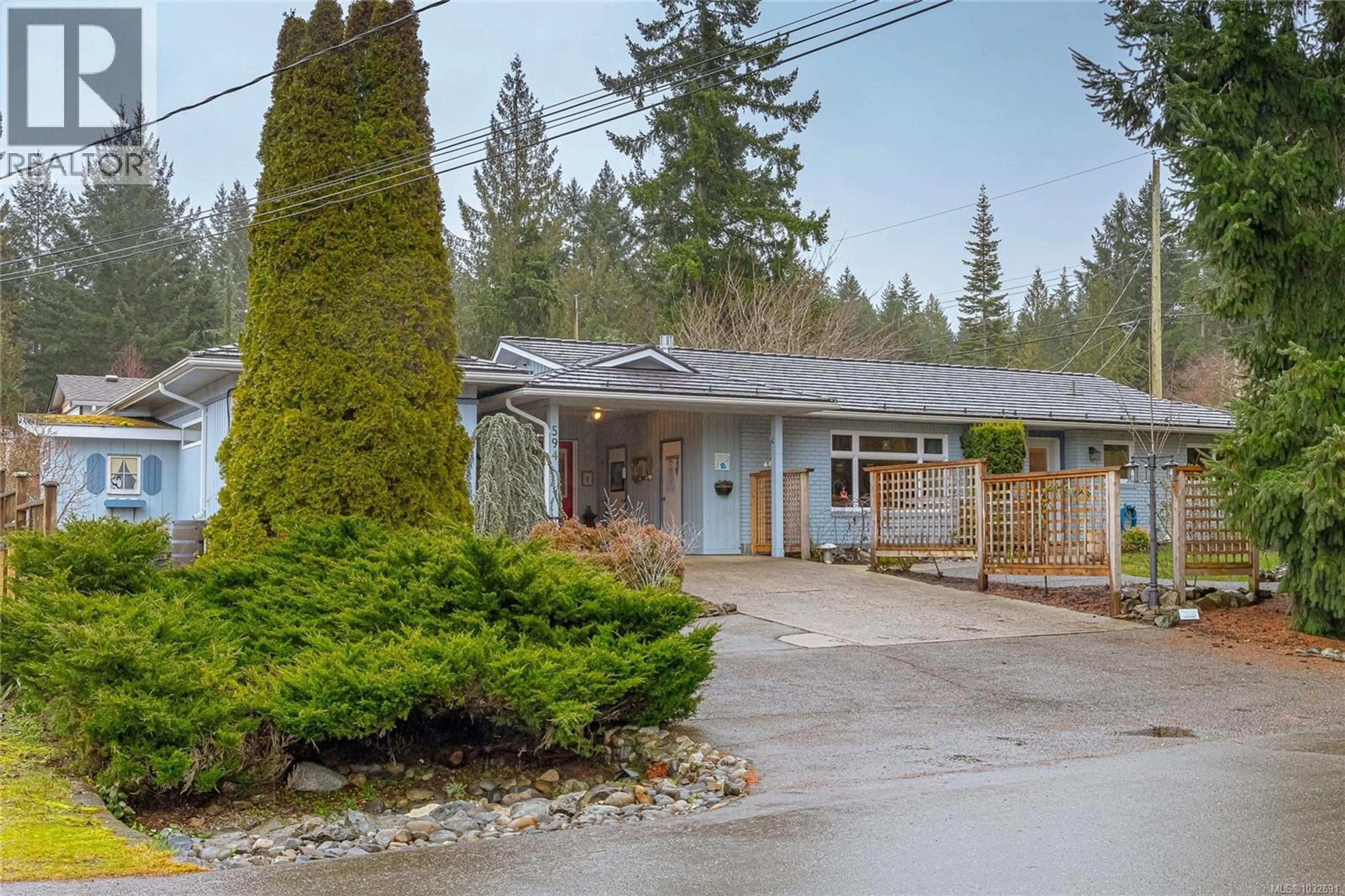 A pic from outside/outdoor area/front of a property/back of a property/a pic from drone, street for 594 ASPEN AVENUE, Qualicum Beach British Columbia V9K1A6