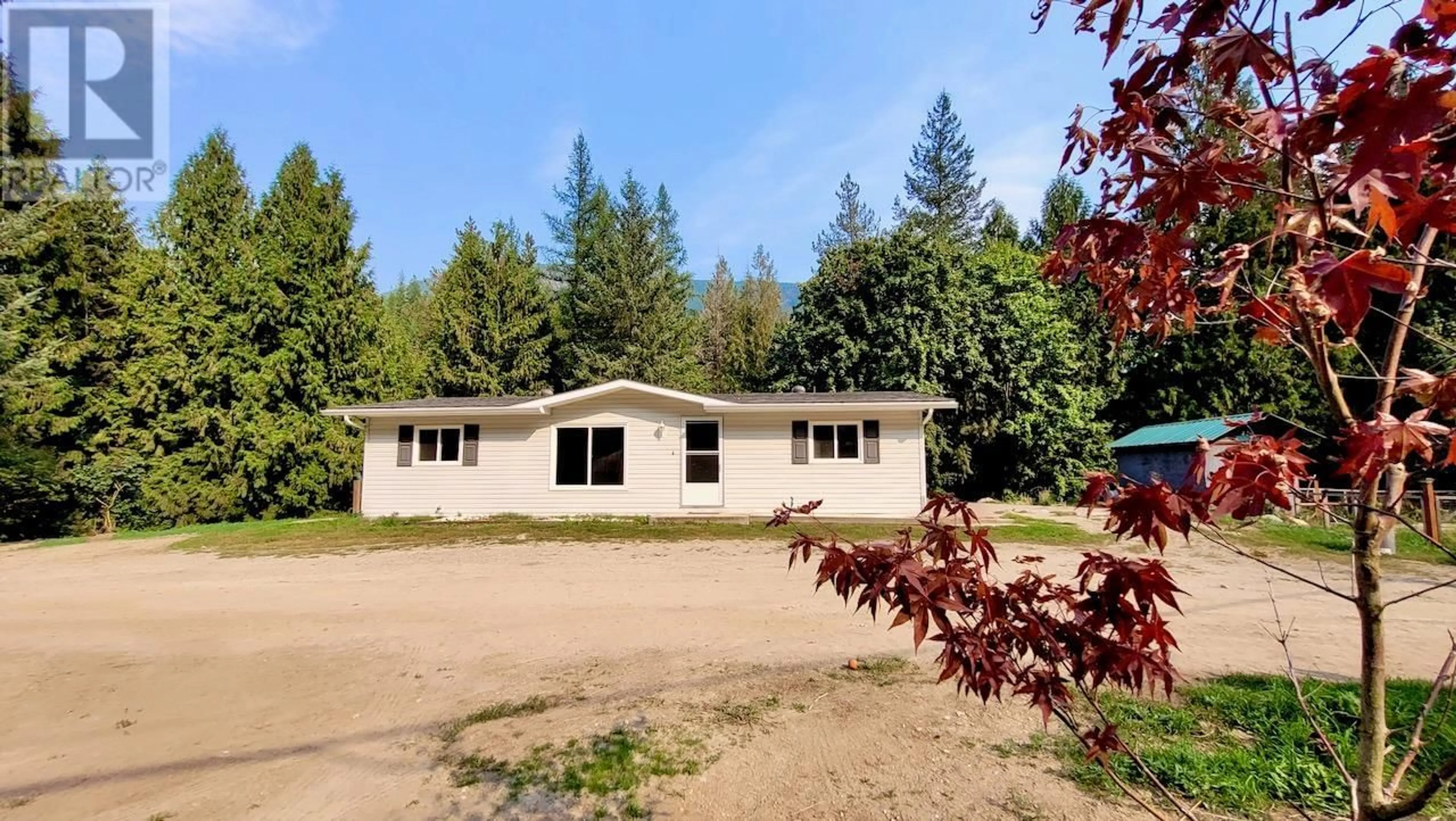 A pic from outside/outdoor area/front of a property/back of a property/a pic from drone, unknown for 1531 Mountain Ridge Road, Robson British Columbia V1N4S2