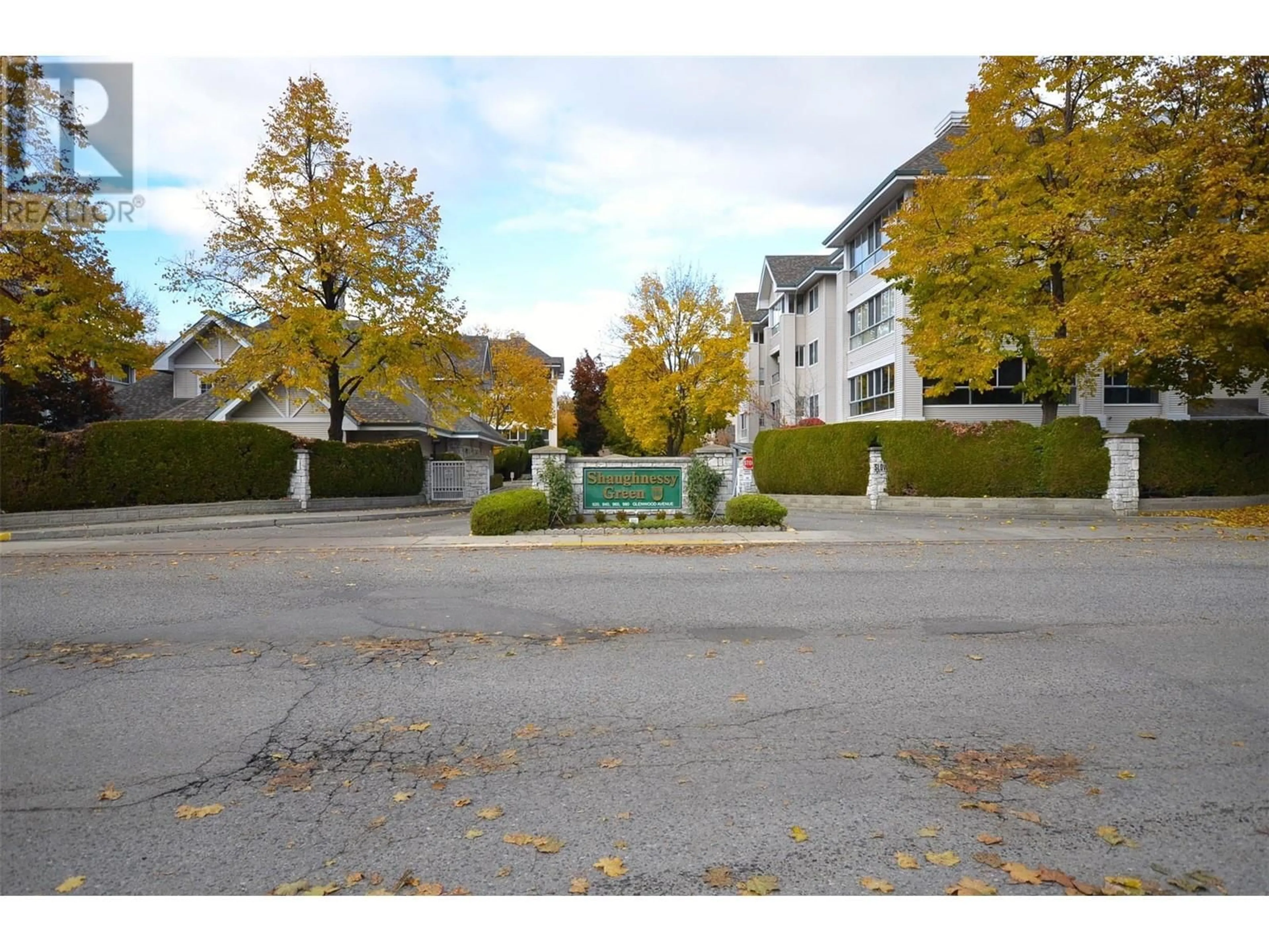 A pic from exterior of the house or condo, the street view for 940 Glenwood Avenue Unit# 104, Kelowna British Columbia V1Y9P2