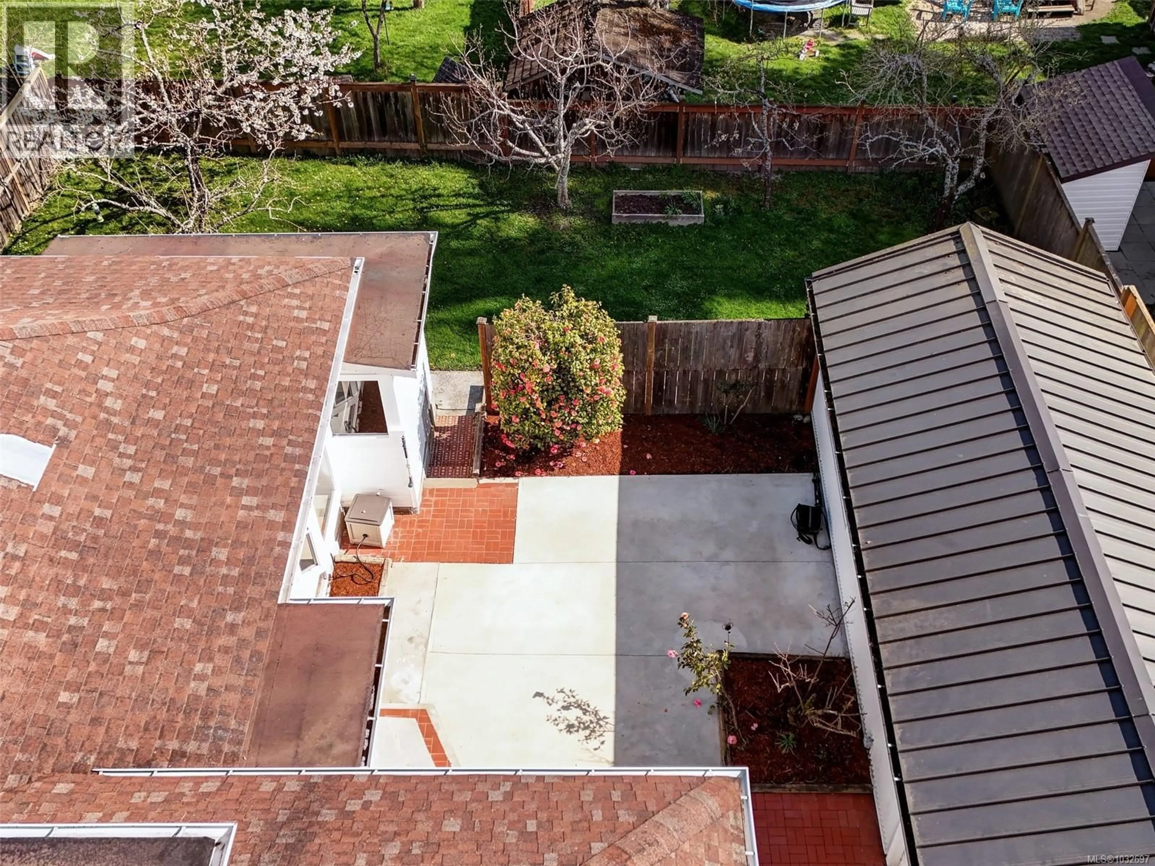 A pic from outside/outdoor area/front of a property/back of a property/a pic from drone, city buildings view from balcony for 4031 QUADRA STREET, Saanich British Columbia V8X1K1