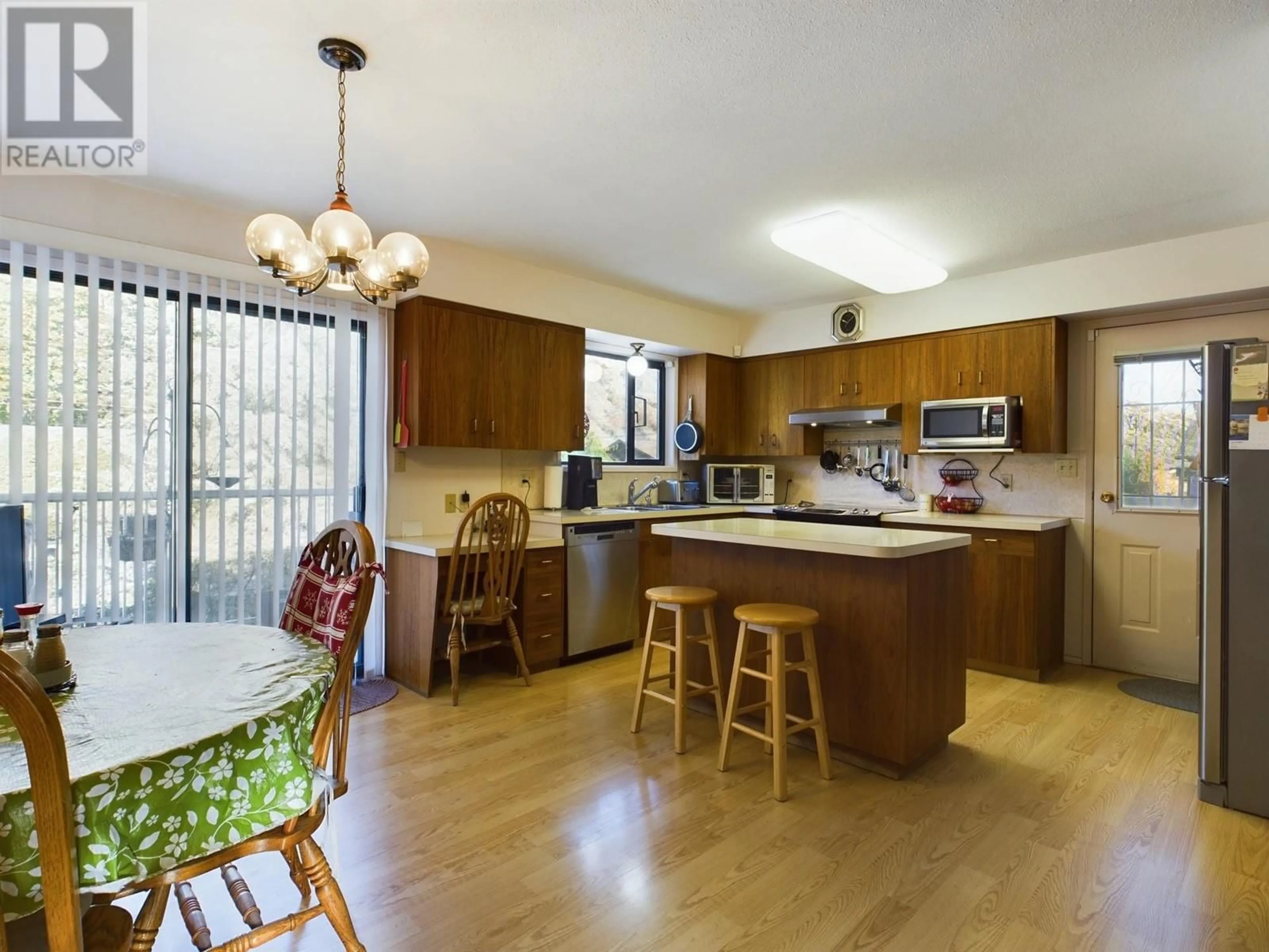 Open concept kitchen, wood/laminate floor for 1013 MORNINGSTAR ROAD, Oliver British Columbia V0H1T6