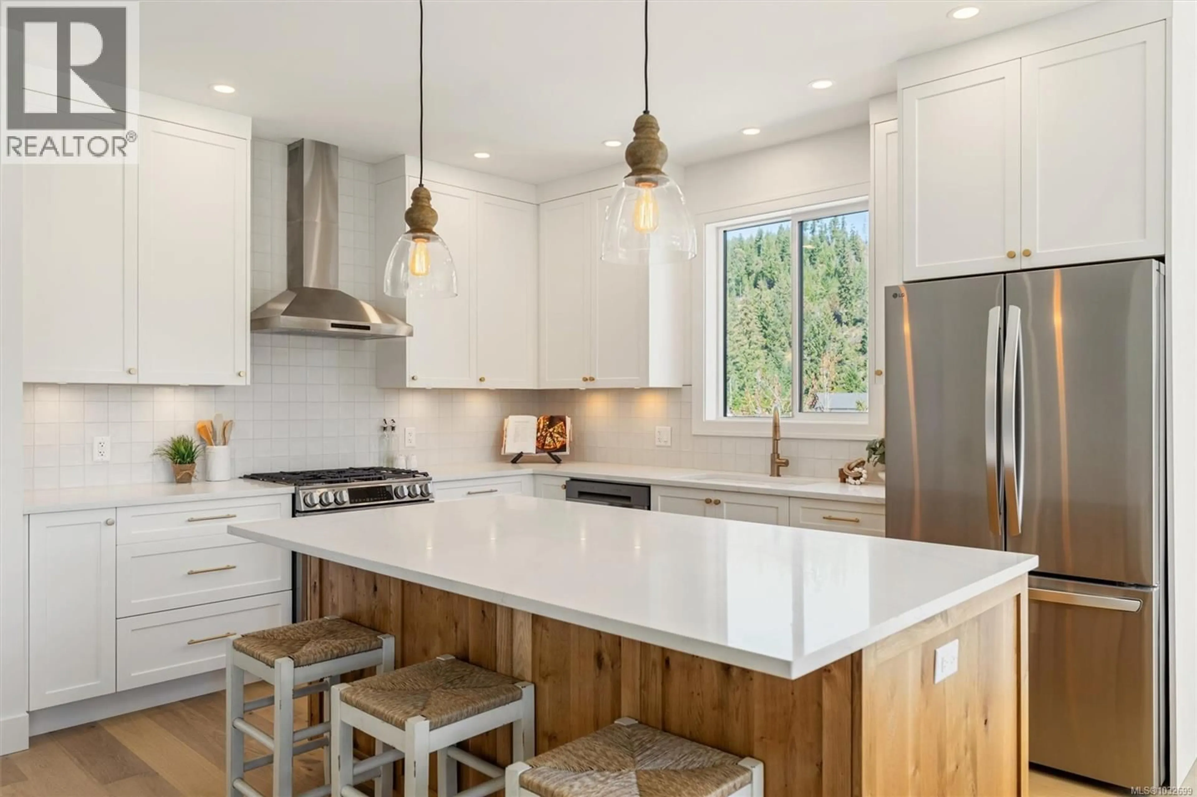 Contemporary kitchen, unknown for 9382 LAKEFRONT RISE, Lake Cowichan British Columbia V0R2G1