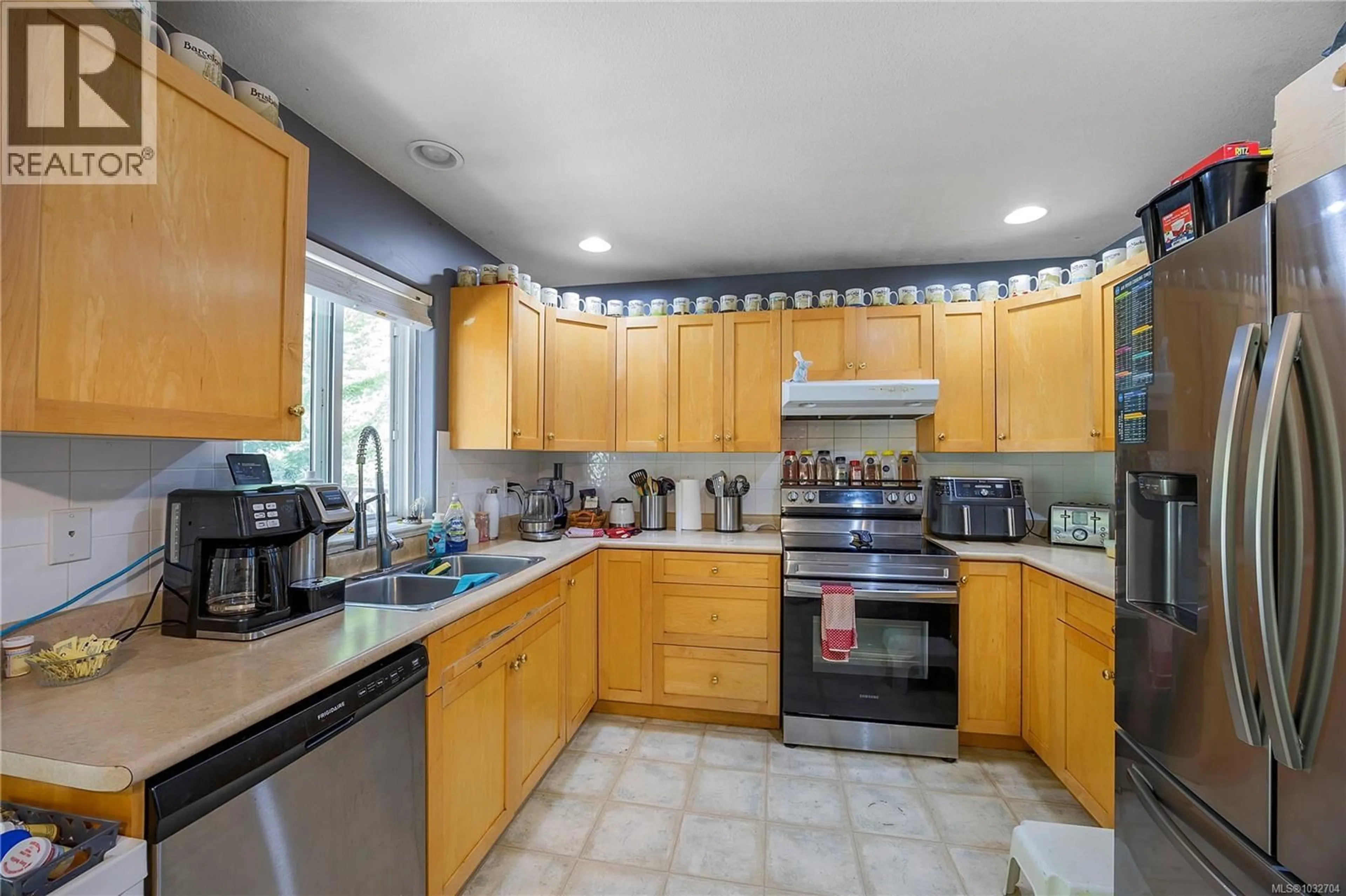 Standard kitchen, ceramic/tile floor for 4740 FAIRBROOK CRESCENT, Nanaimo British Columbia V9T6L7