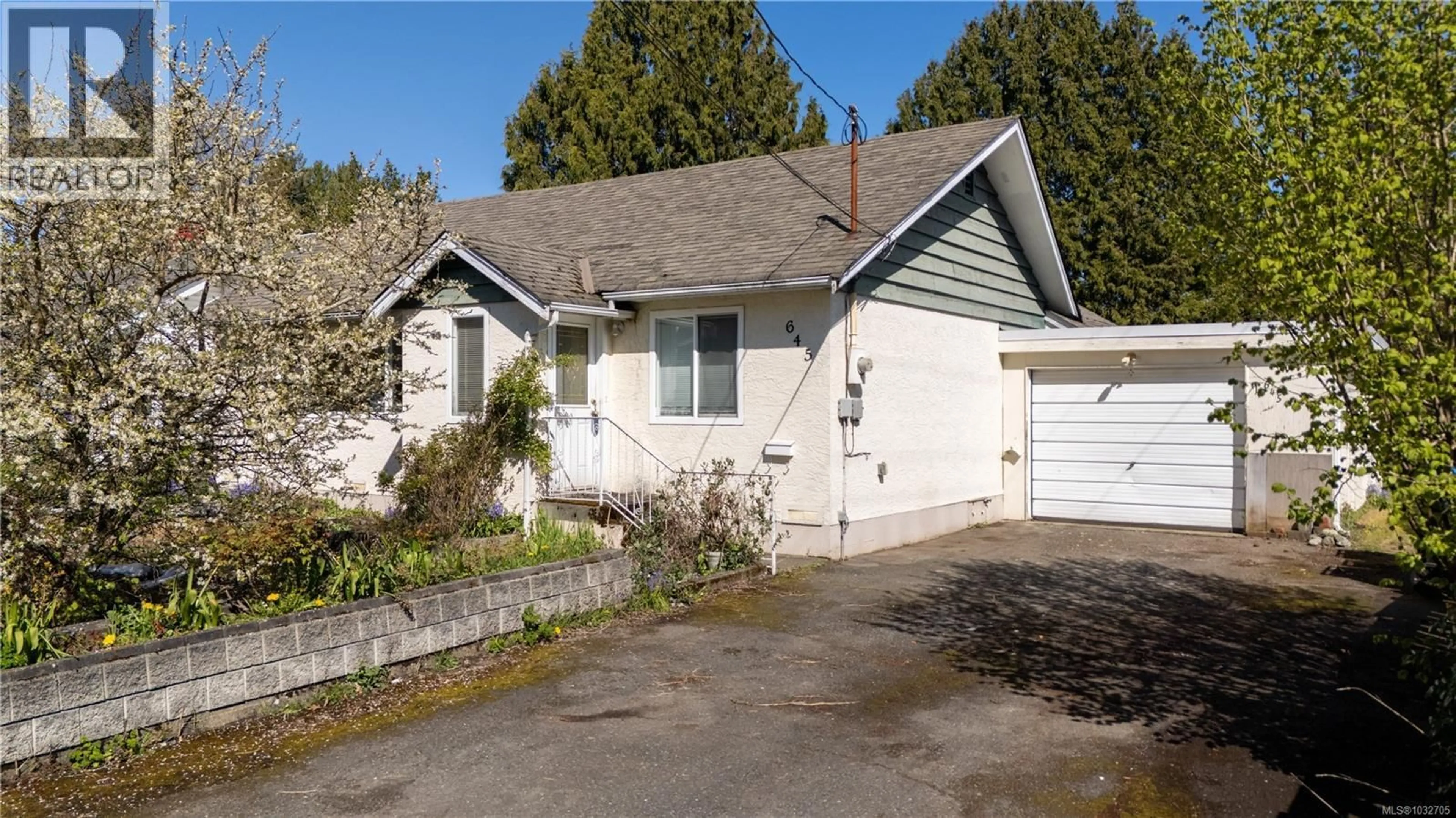 Home with vinyl exterior material, street for 645 DOBSON ROAD, Duncan British Columbia V9L2L8