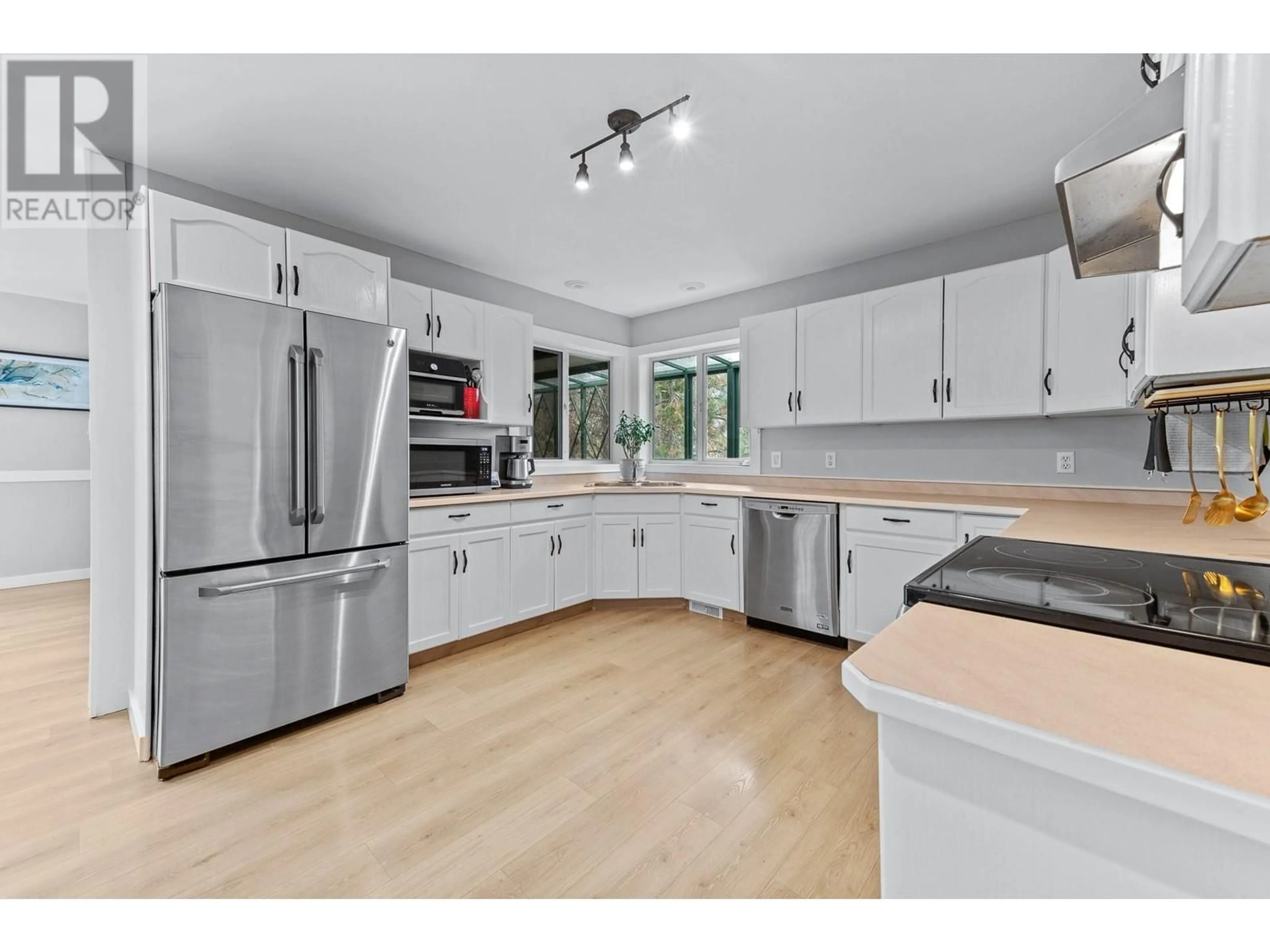 Open concept kitchen for 2084 PINEWINDS Place, Okanagan Falls British Columbia V0H1R2