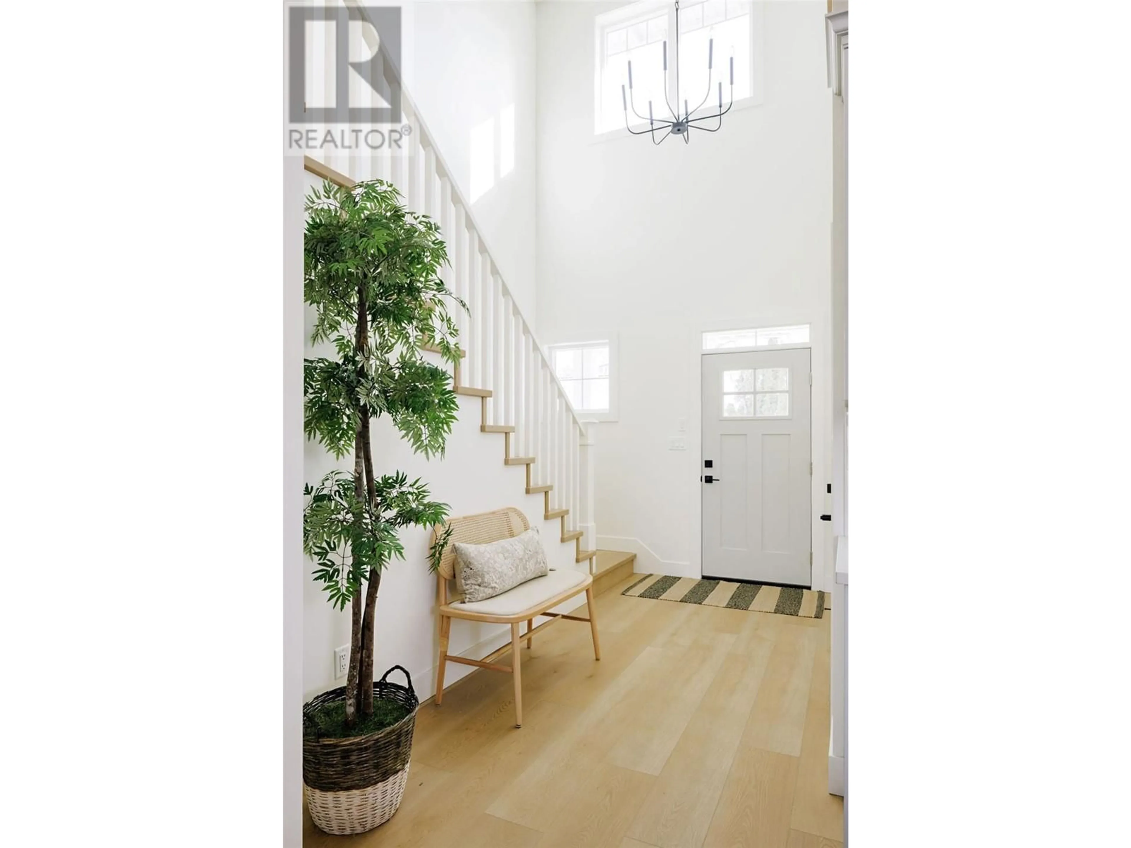 Indoor entryway, wood floors for 1522 WHARF Street, Summerland British Columbia V0H1Z9